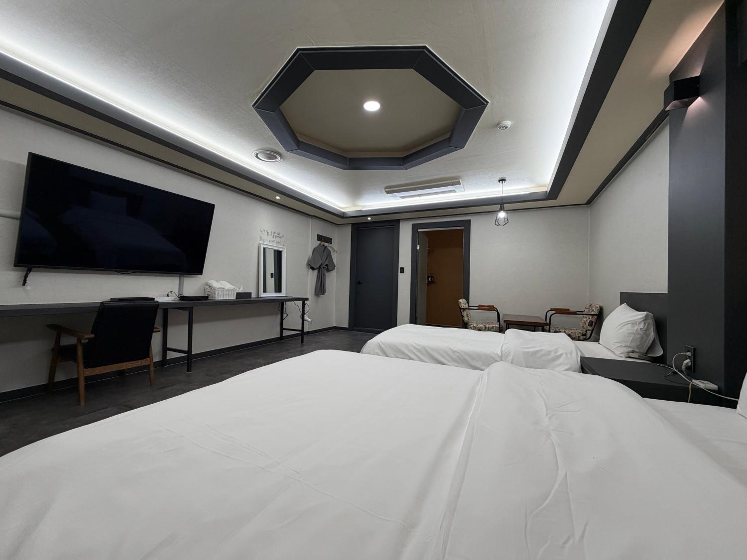 Standard Twin Room - Photo 3