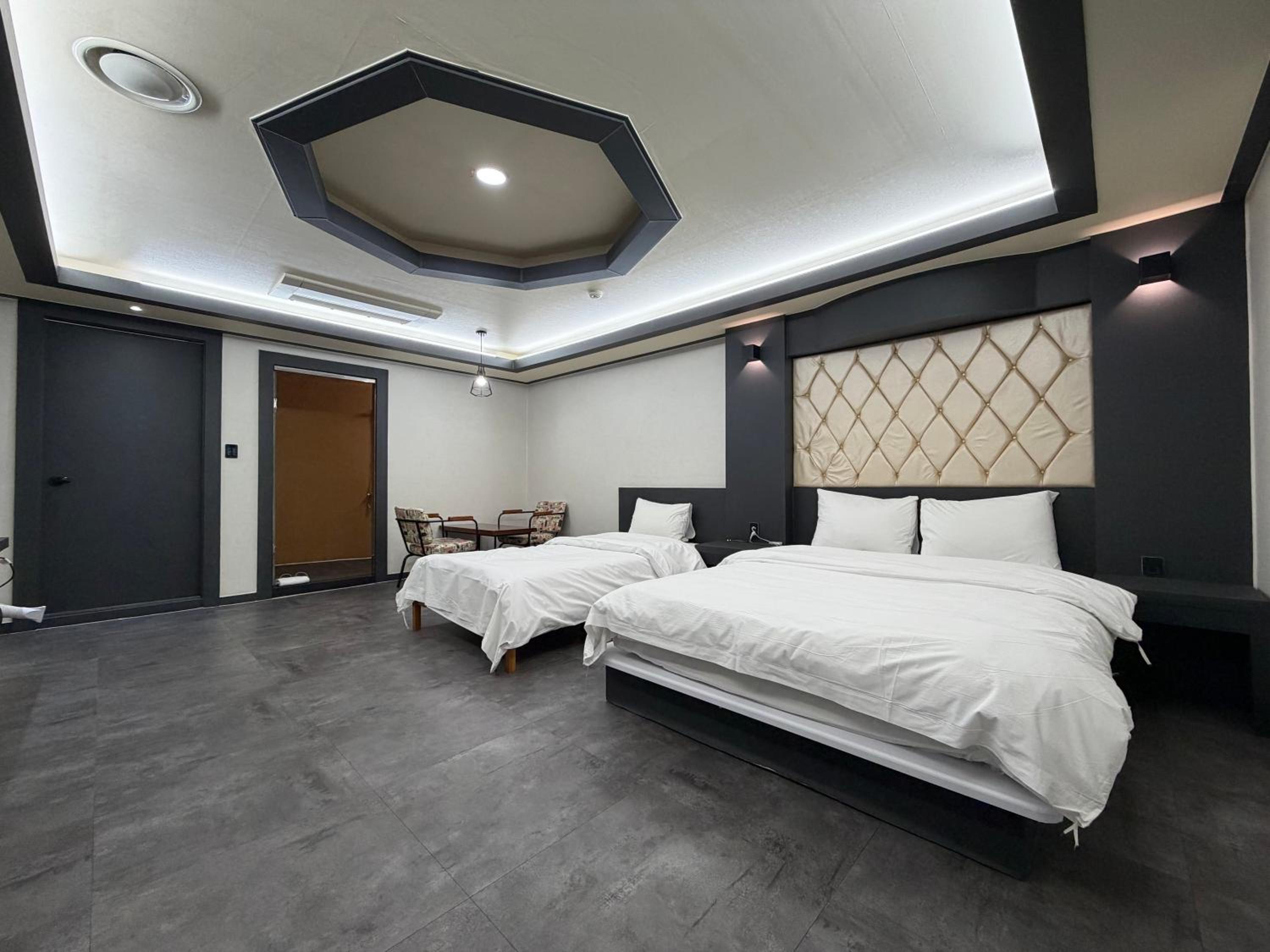 Standard Twin Room - Photo 4