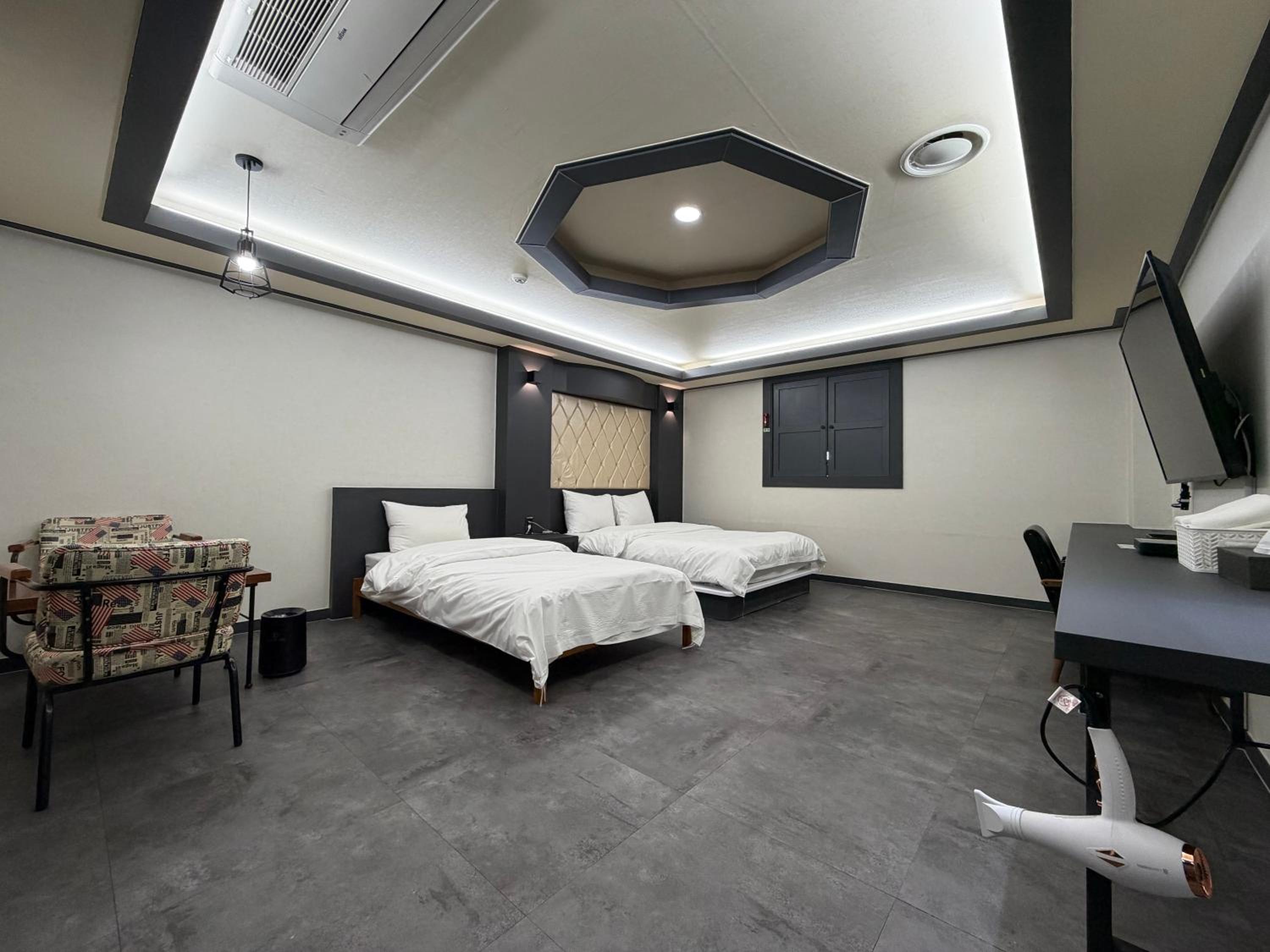 Standard Twin Room - Photo 5