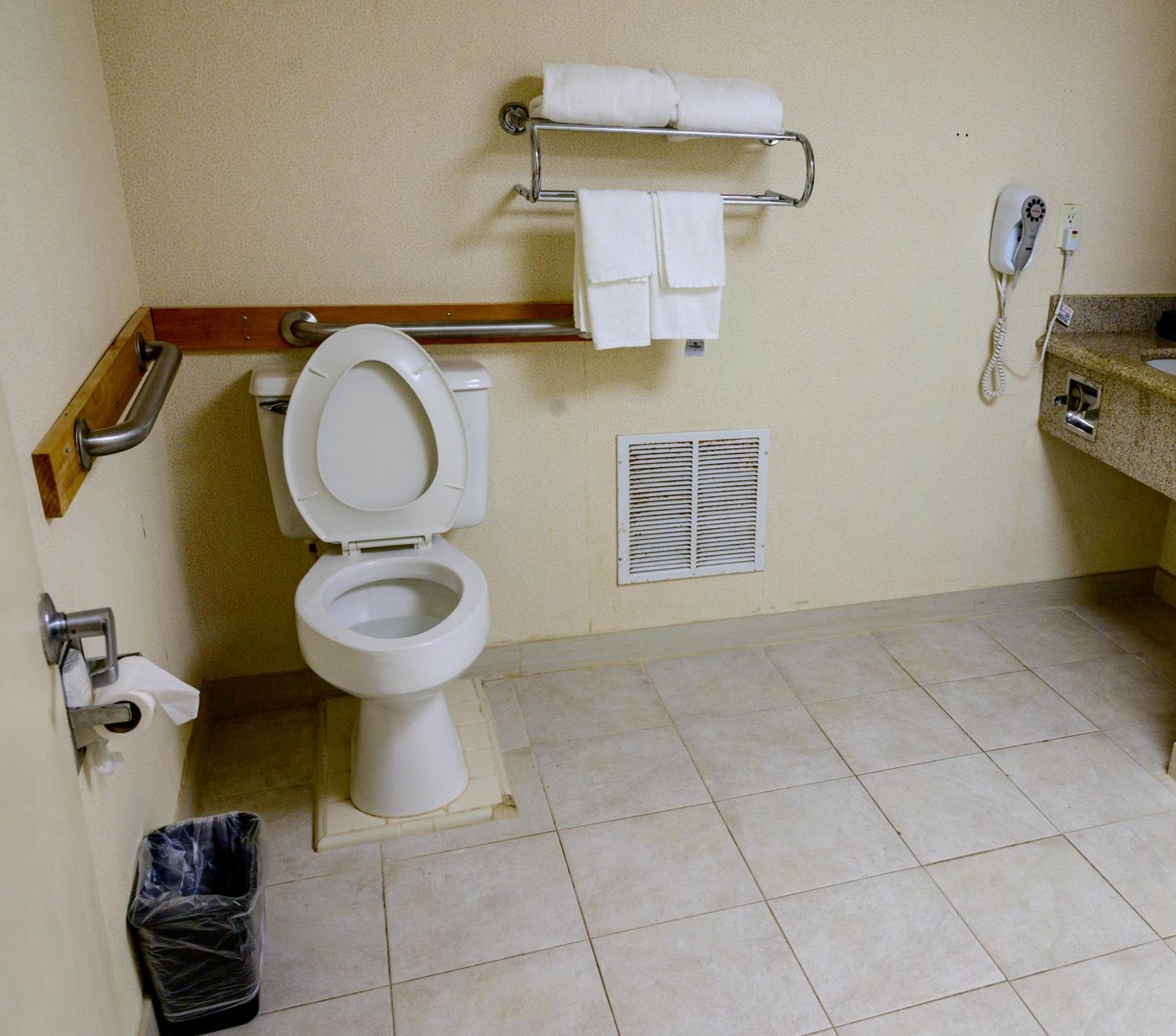 King Room with Whirlpool - Non Smoking/Interior Hall photo 3