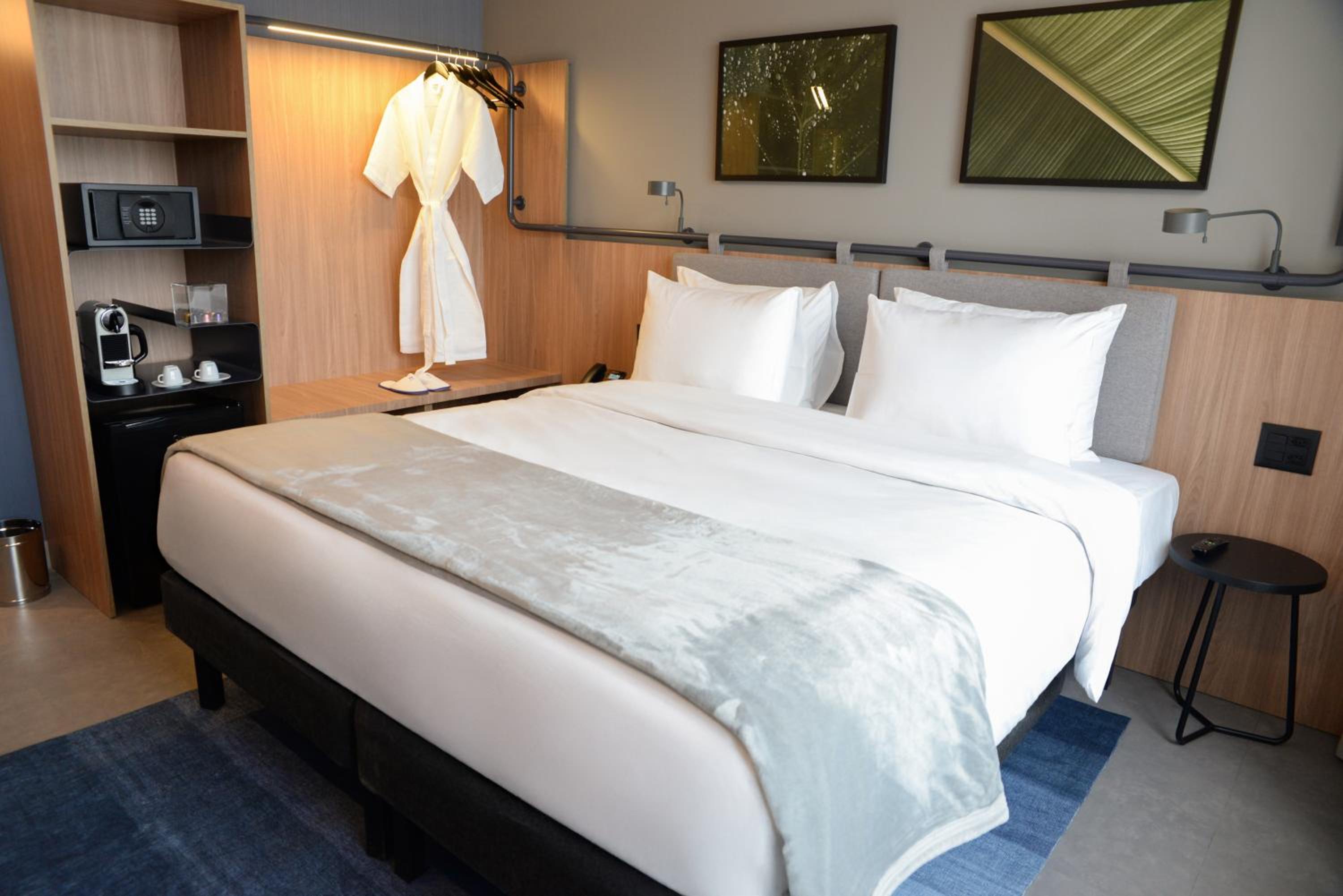 Deluxe King Room with Bathtub