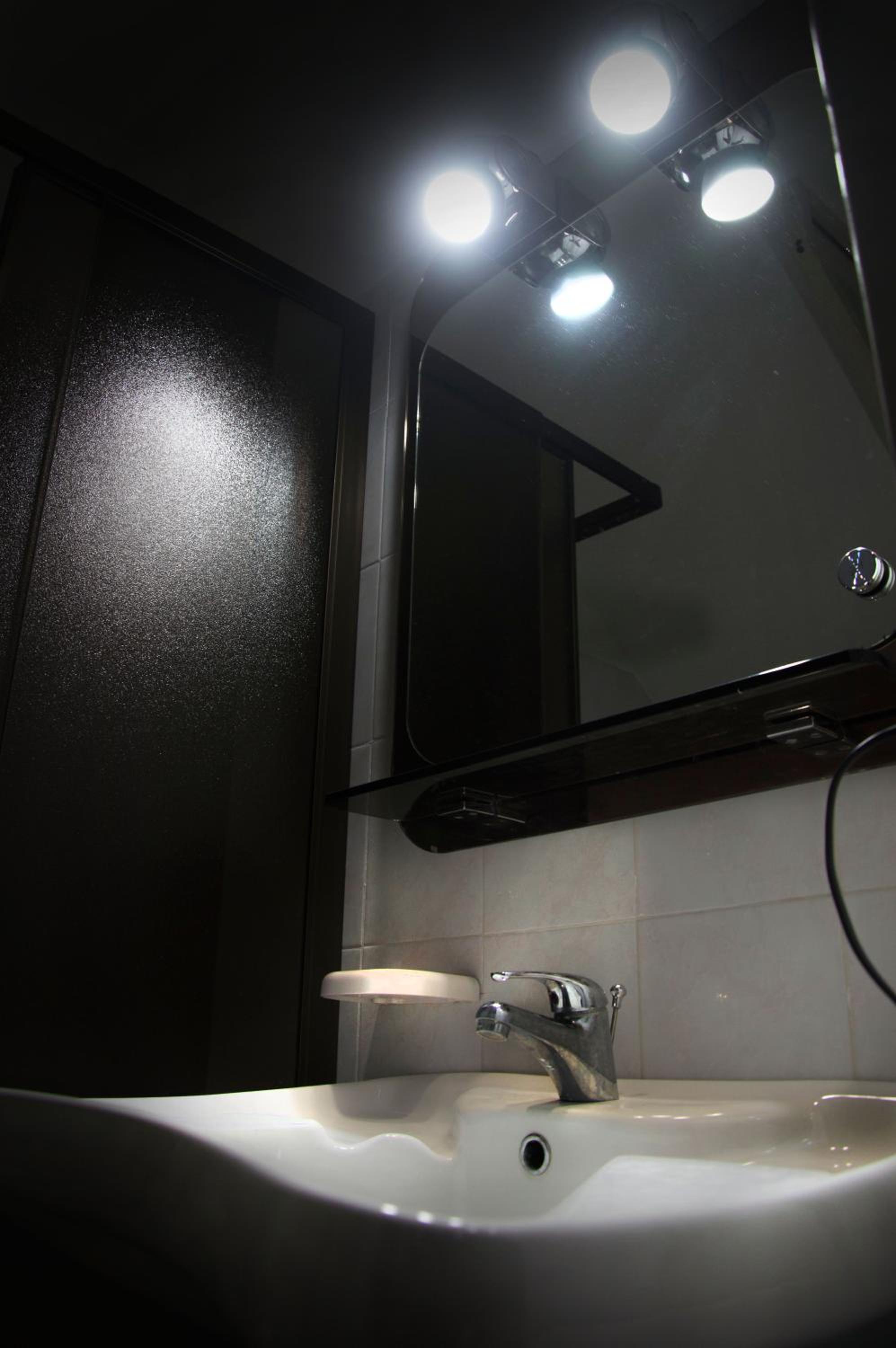 Double or Twin Room with Private Bathroom - Photo 6