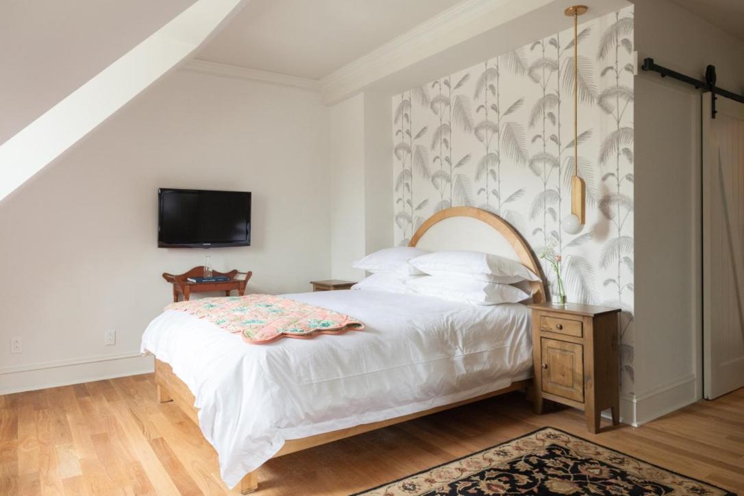 Deluxe Queen Suite