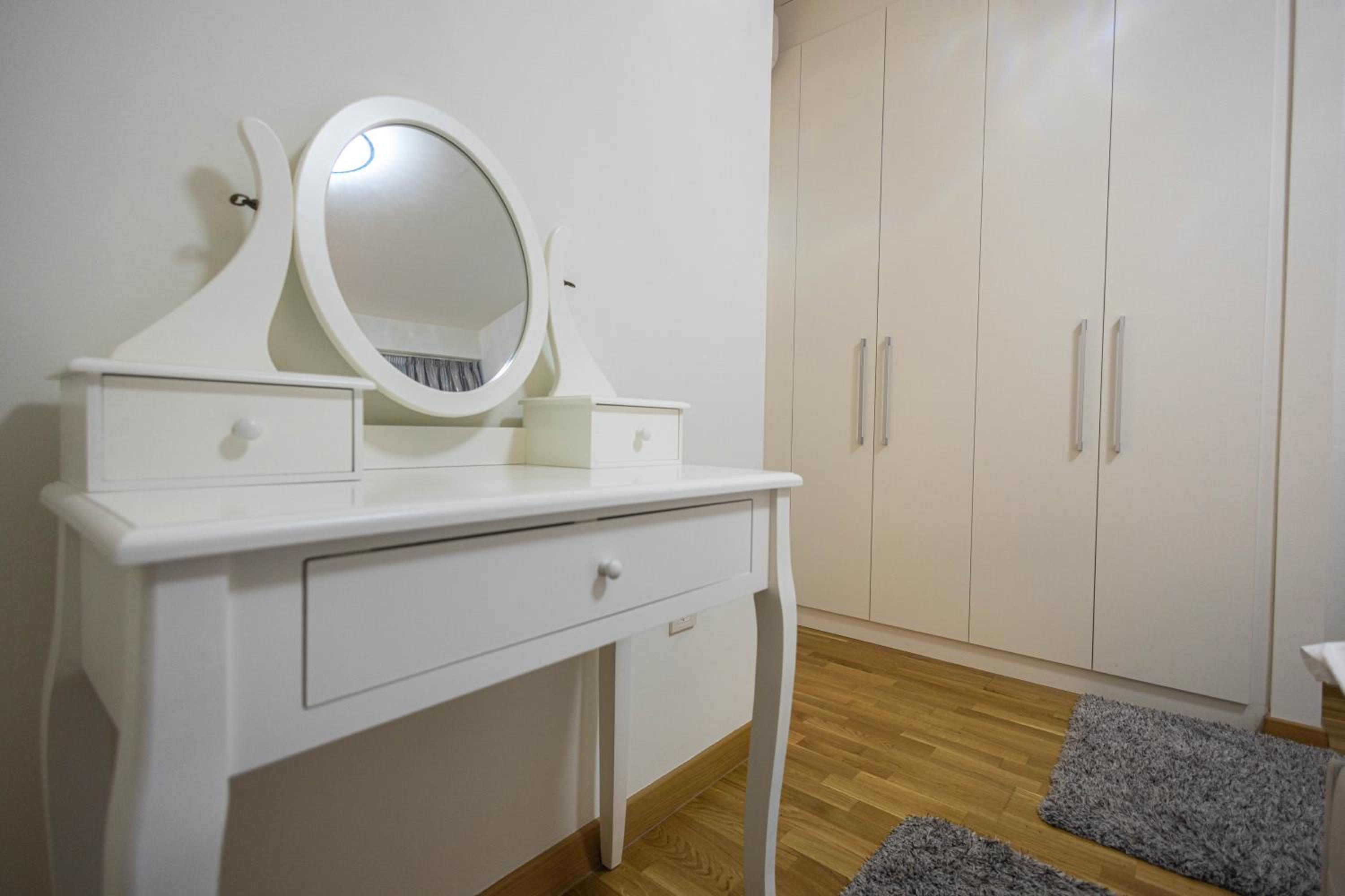 One-Bedroom Apartment with Park View