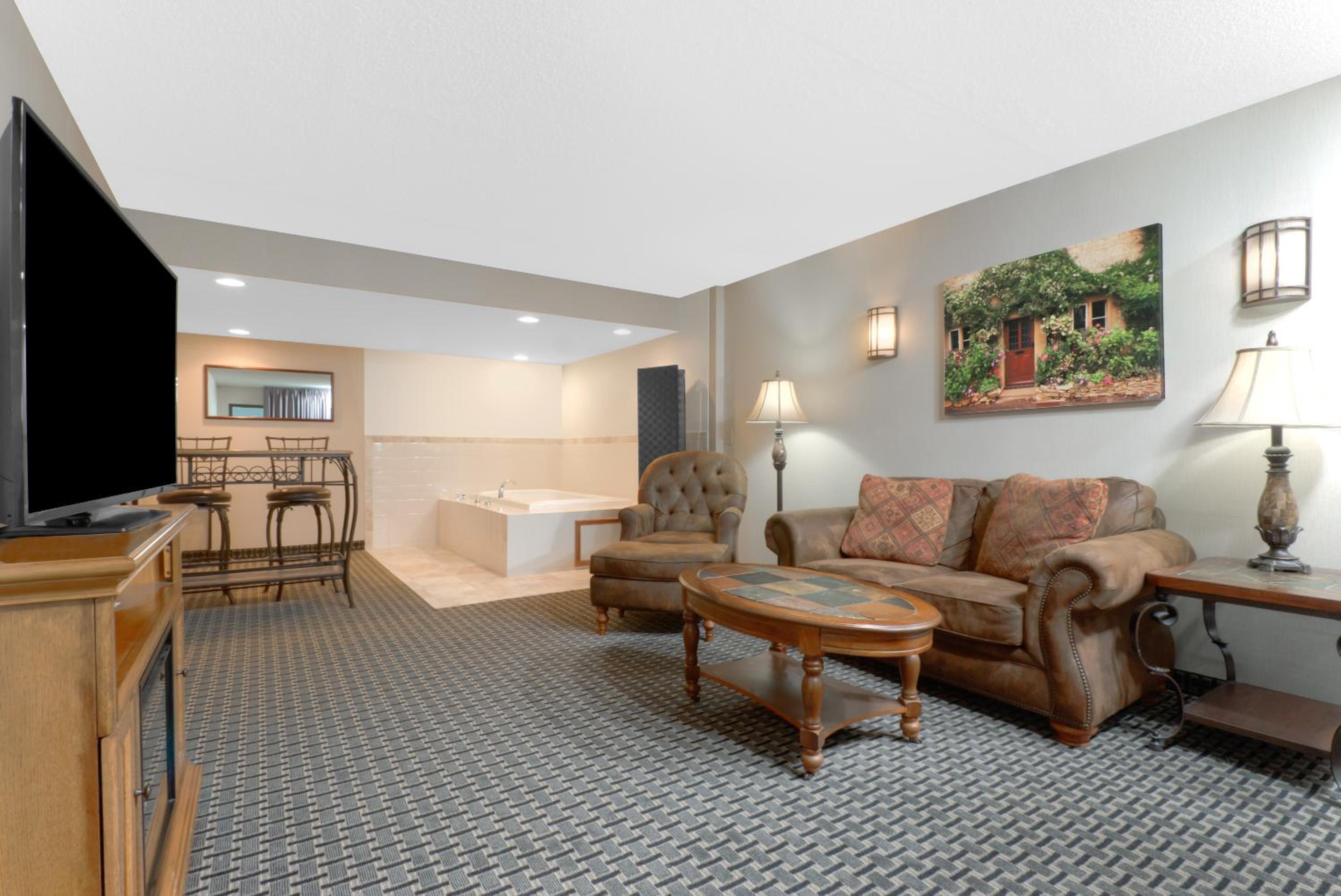 King Studio Suite with Pool View - Non-Smoking - Photo 5