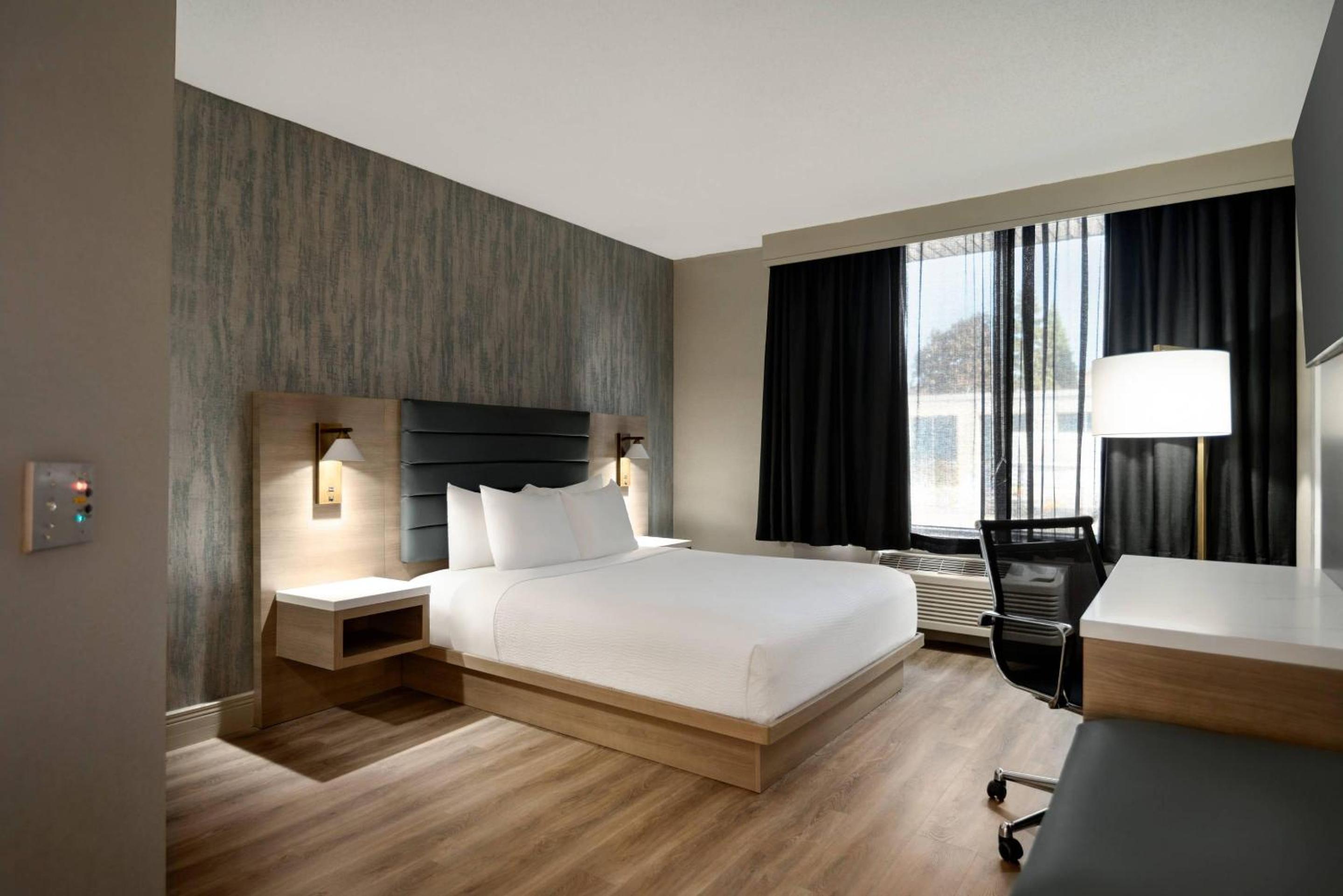 King Room - Accessible/Non-Smoking - Photo 1