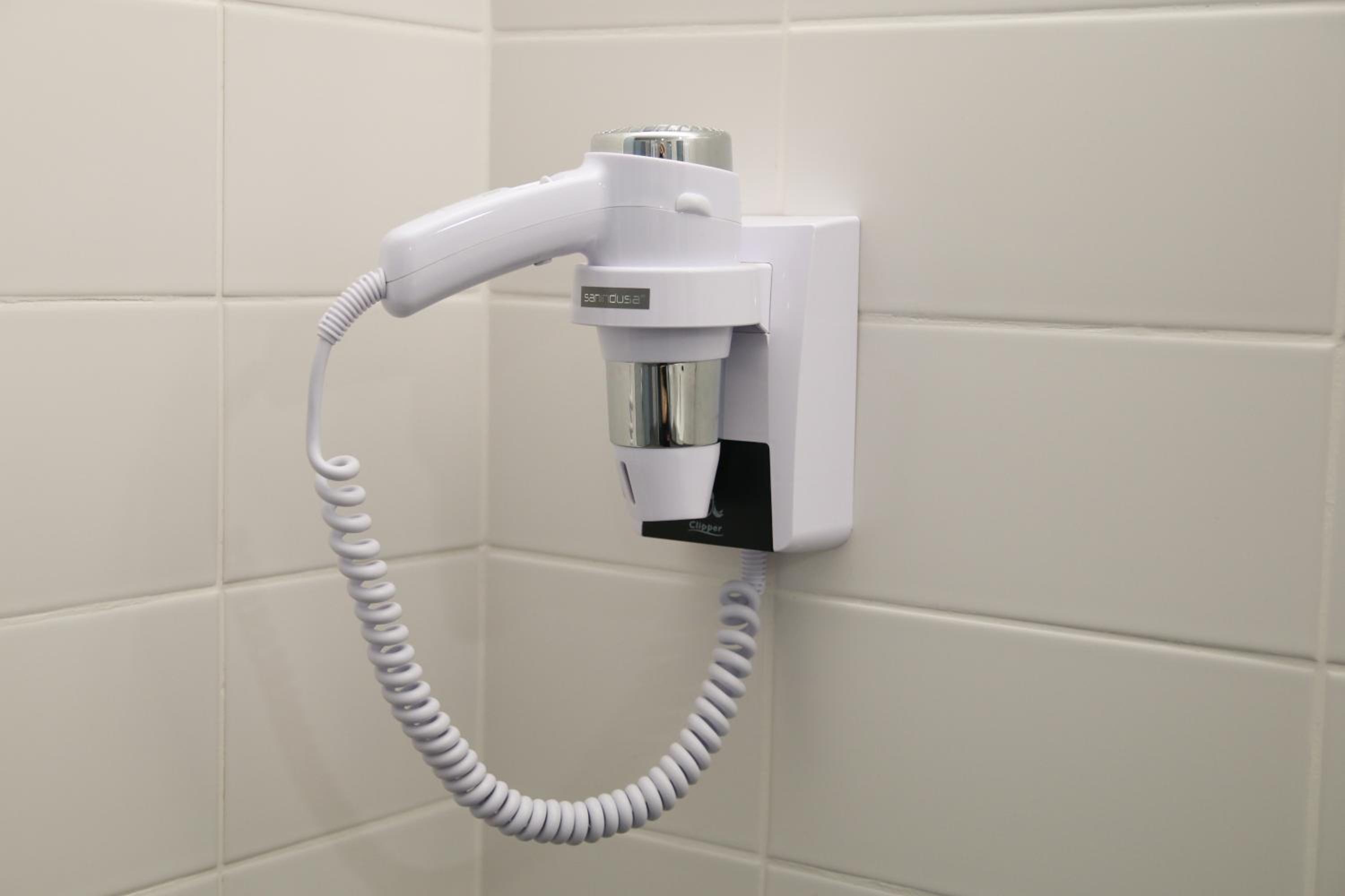 Twin Room - Disability Access - Photo 7