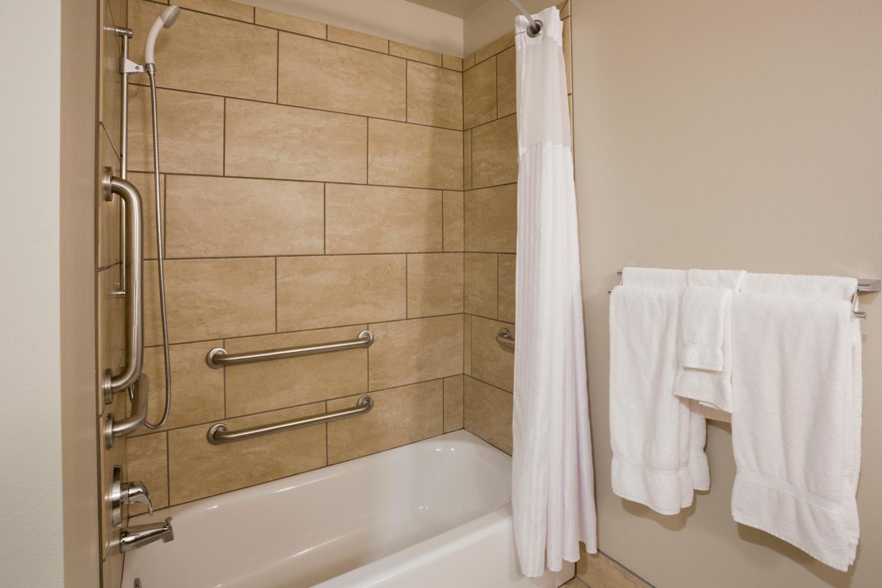 Queen Room with Two Queen Beds - Disability Access - Photo 4