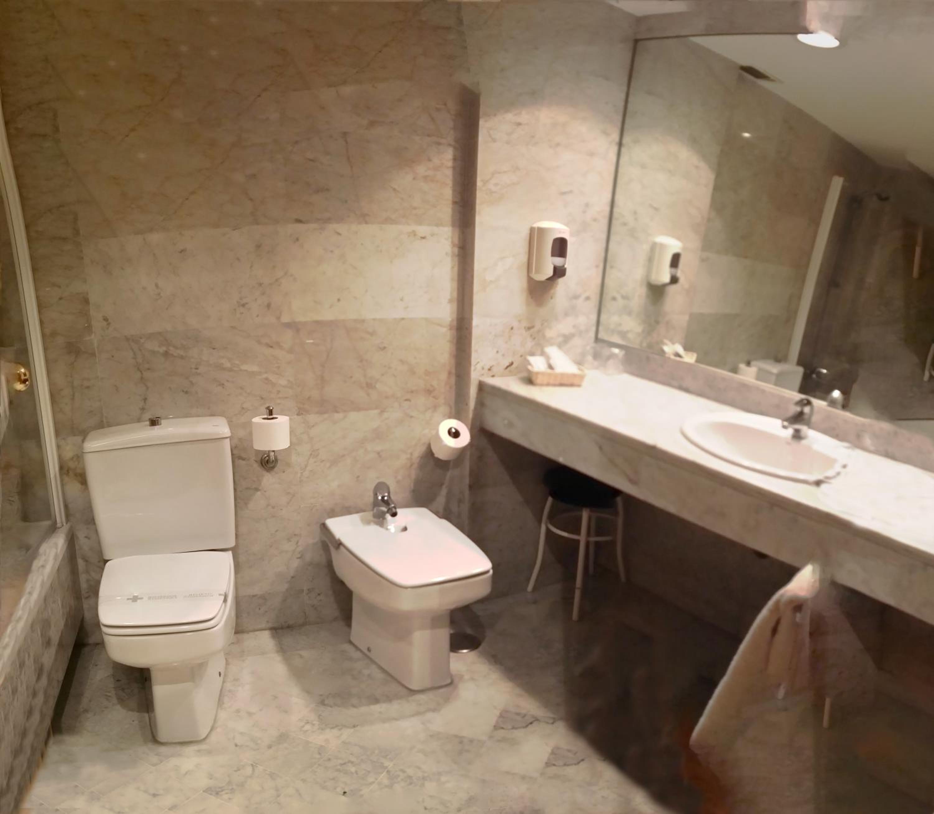 Double or Twin Room - Photo 10