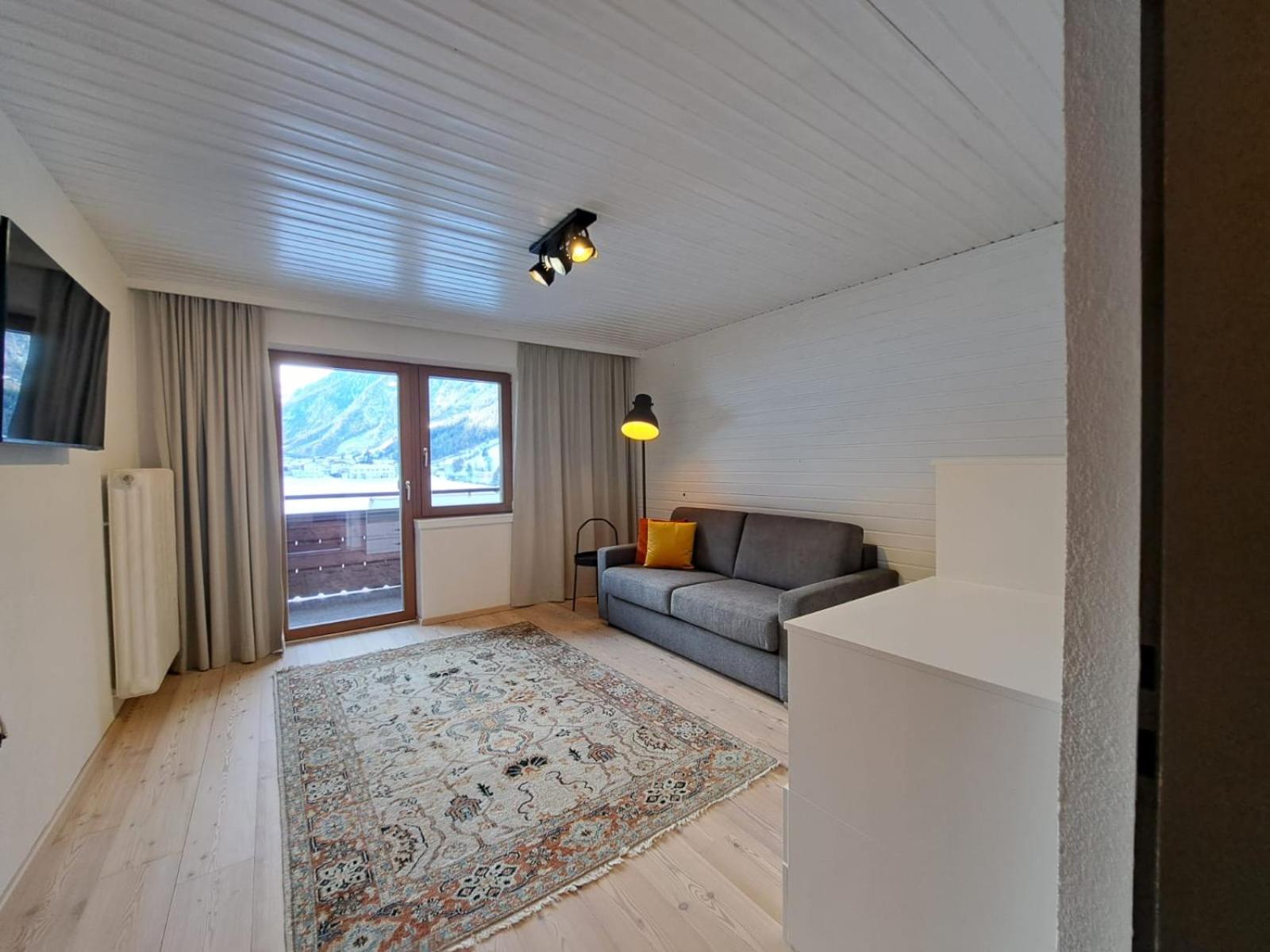 One-Bedroom Apartment with Balcony photo 2
