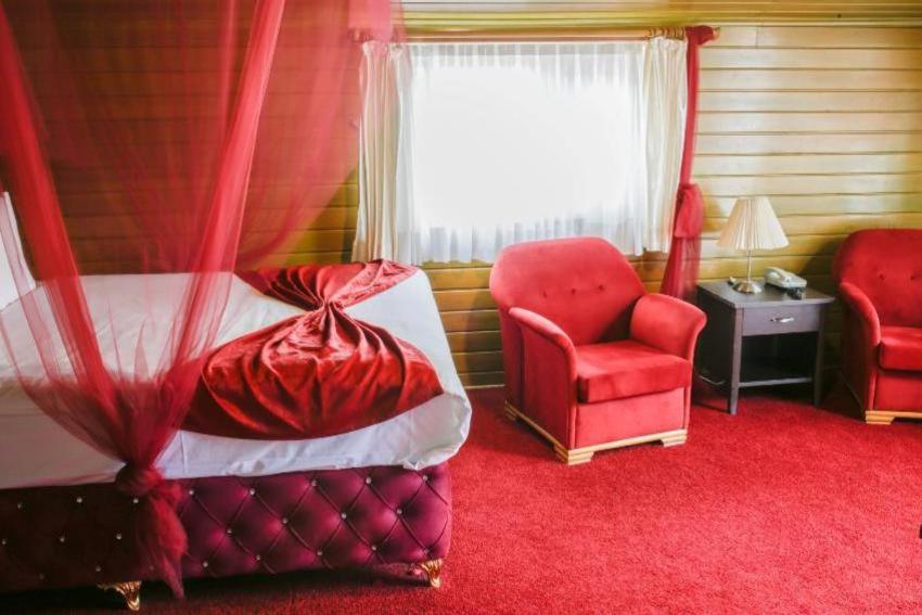 Queen Room photo 2