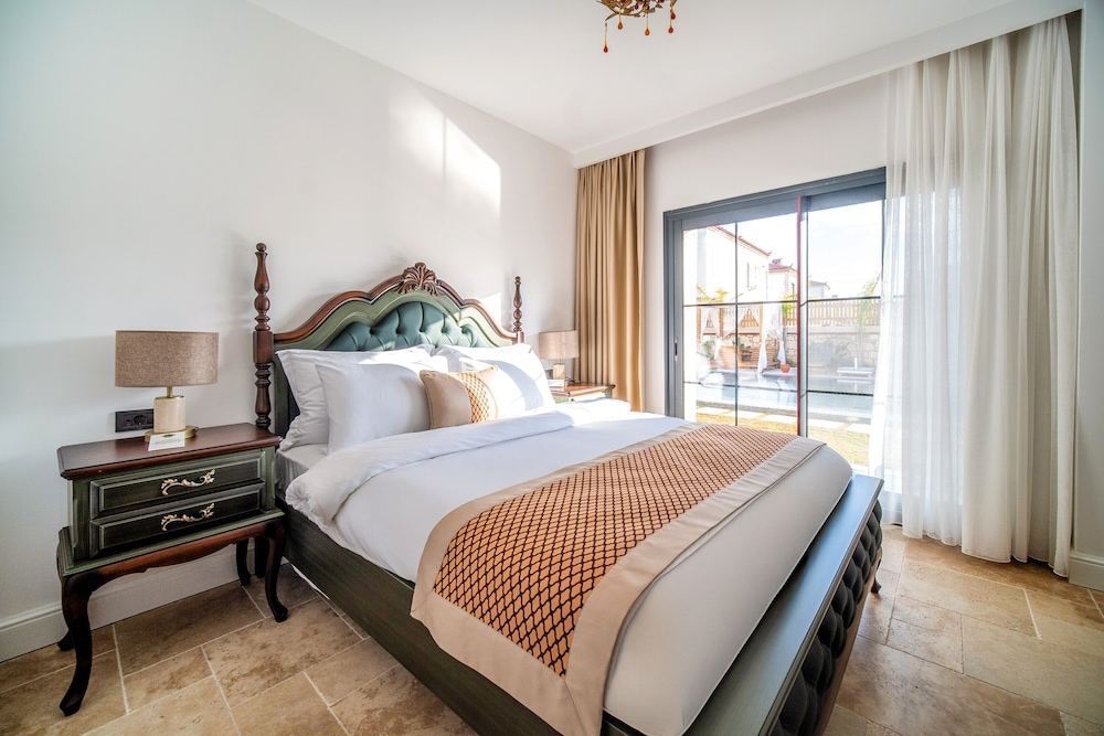 Deluxe Double Room, 1 Queen Bed, Pool View