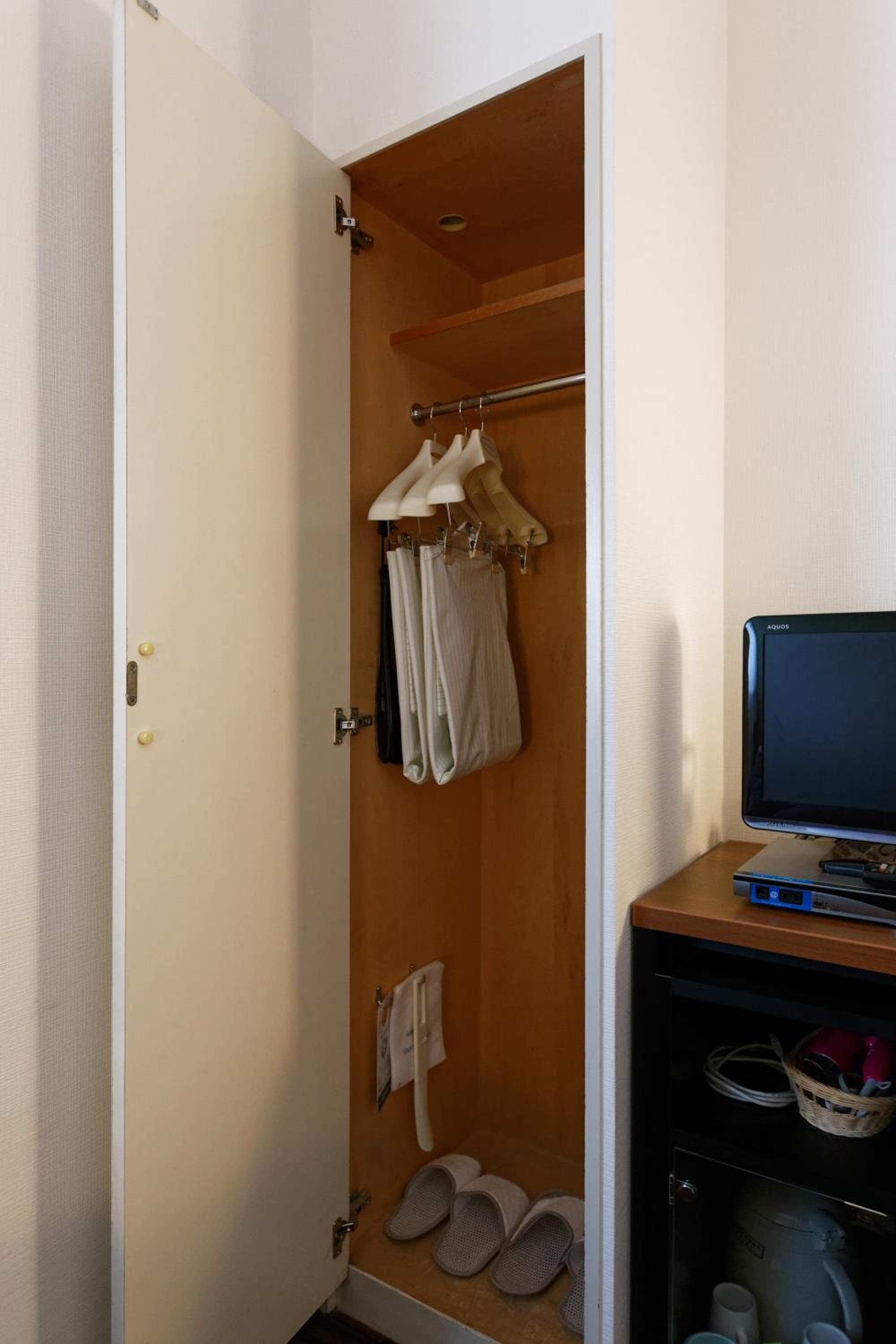 Standard Twin Room - Non-Smoking - Photo 8