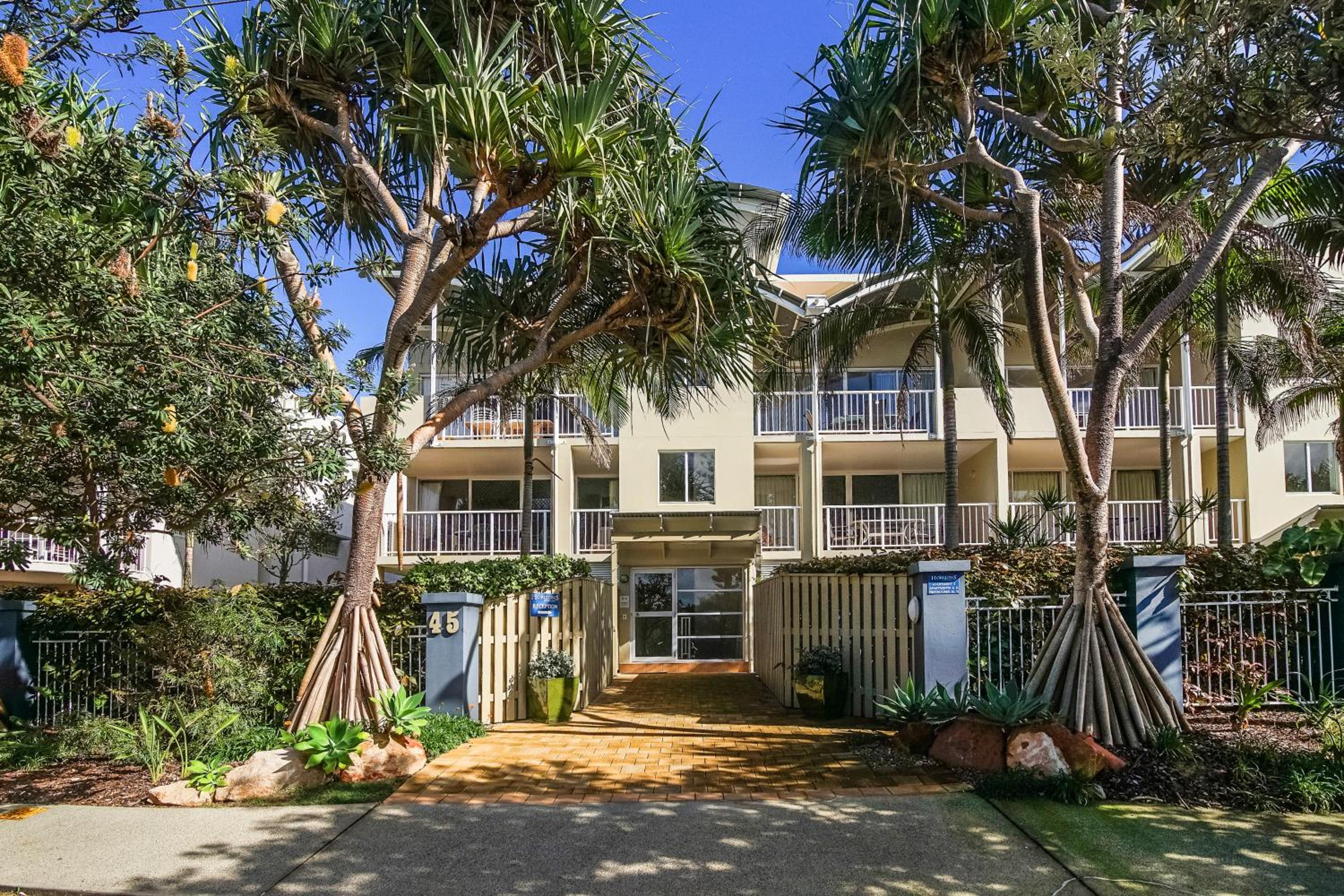 3 Bedroom Mid Level Apartment - Pet Friendly photo 3