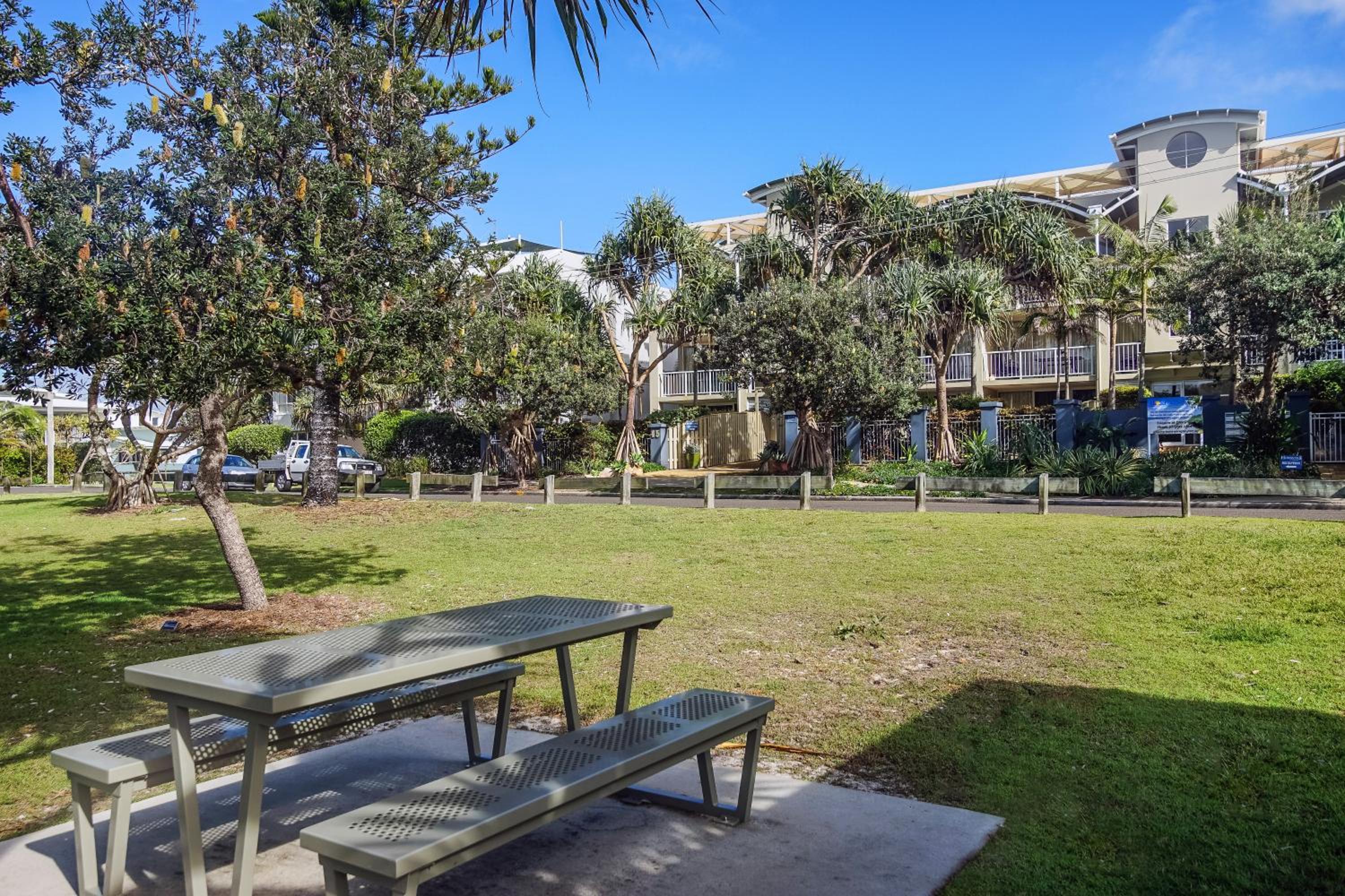 3 Bedroom Mid Level Apartment - Pet Friendly photo 2