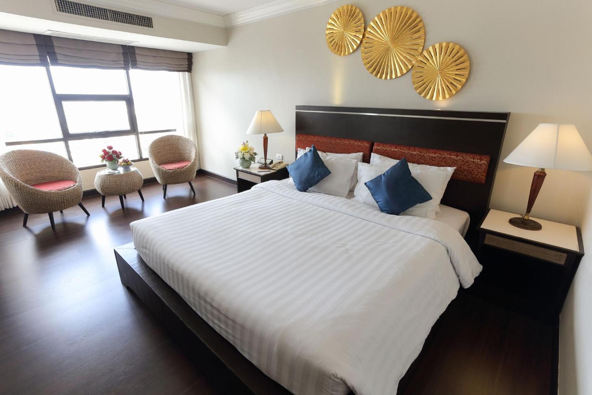 Deluxe King Room - Photo 5