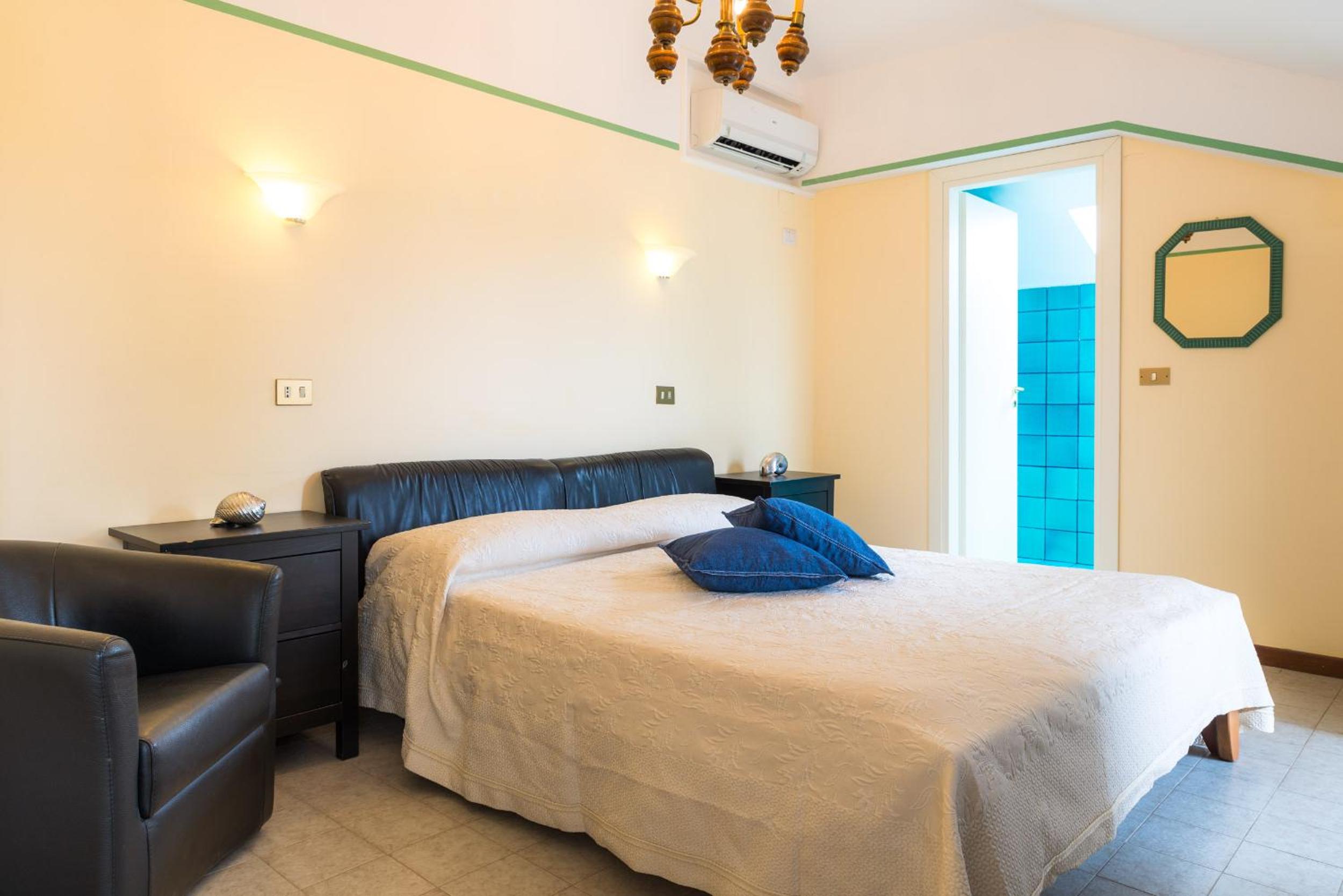 Double Room - Photo 5
