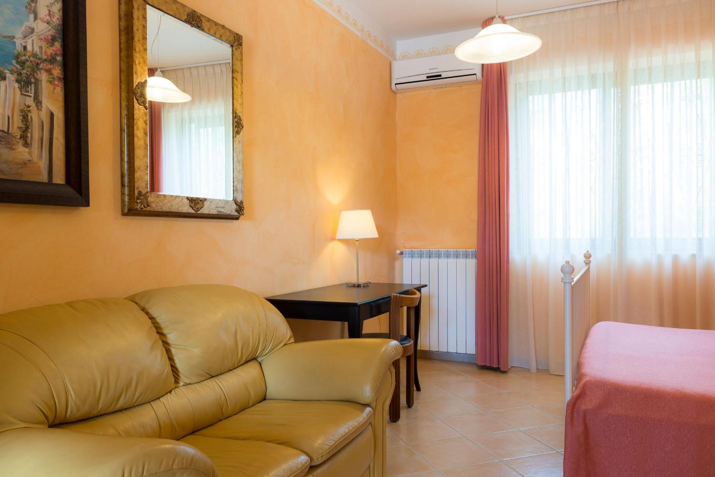 Double Room - Photo 12