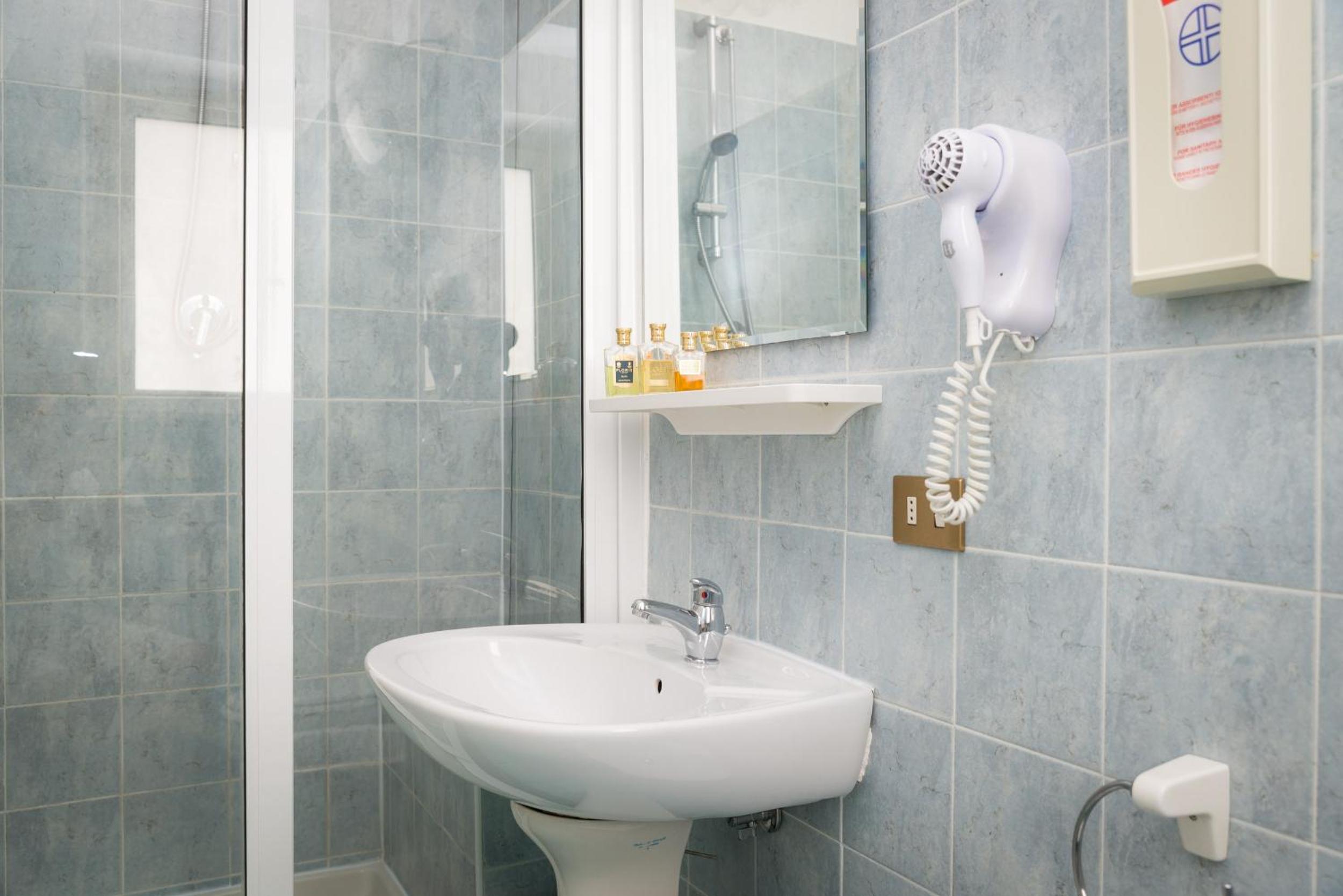 Triple Room - Photo 9