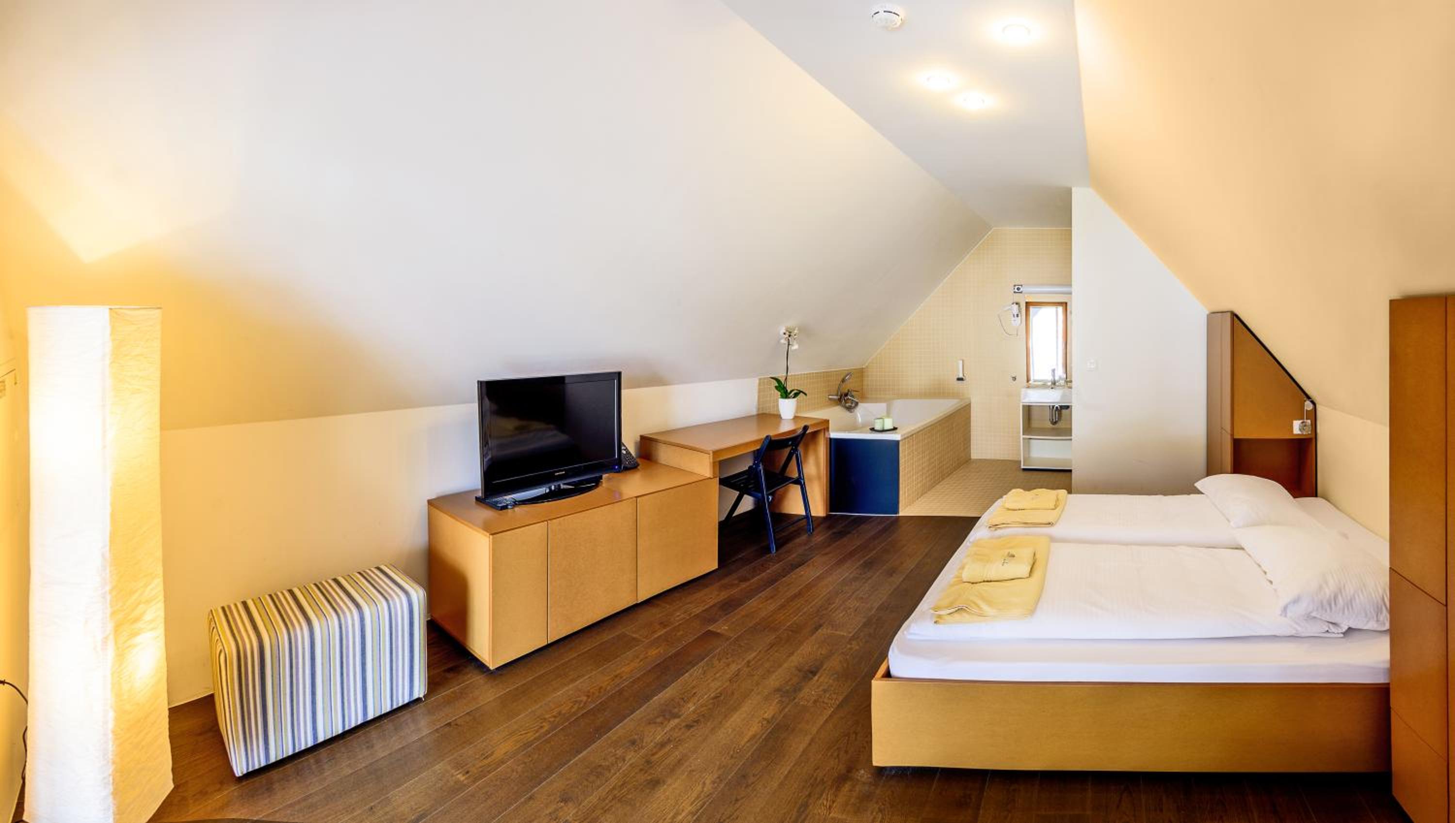 Double Room with Water Bed and Spa Bath photo 2
