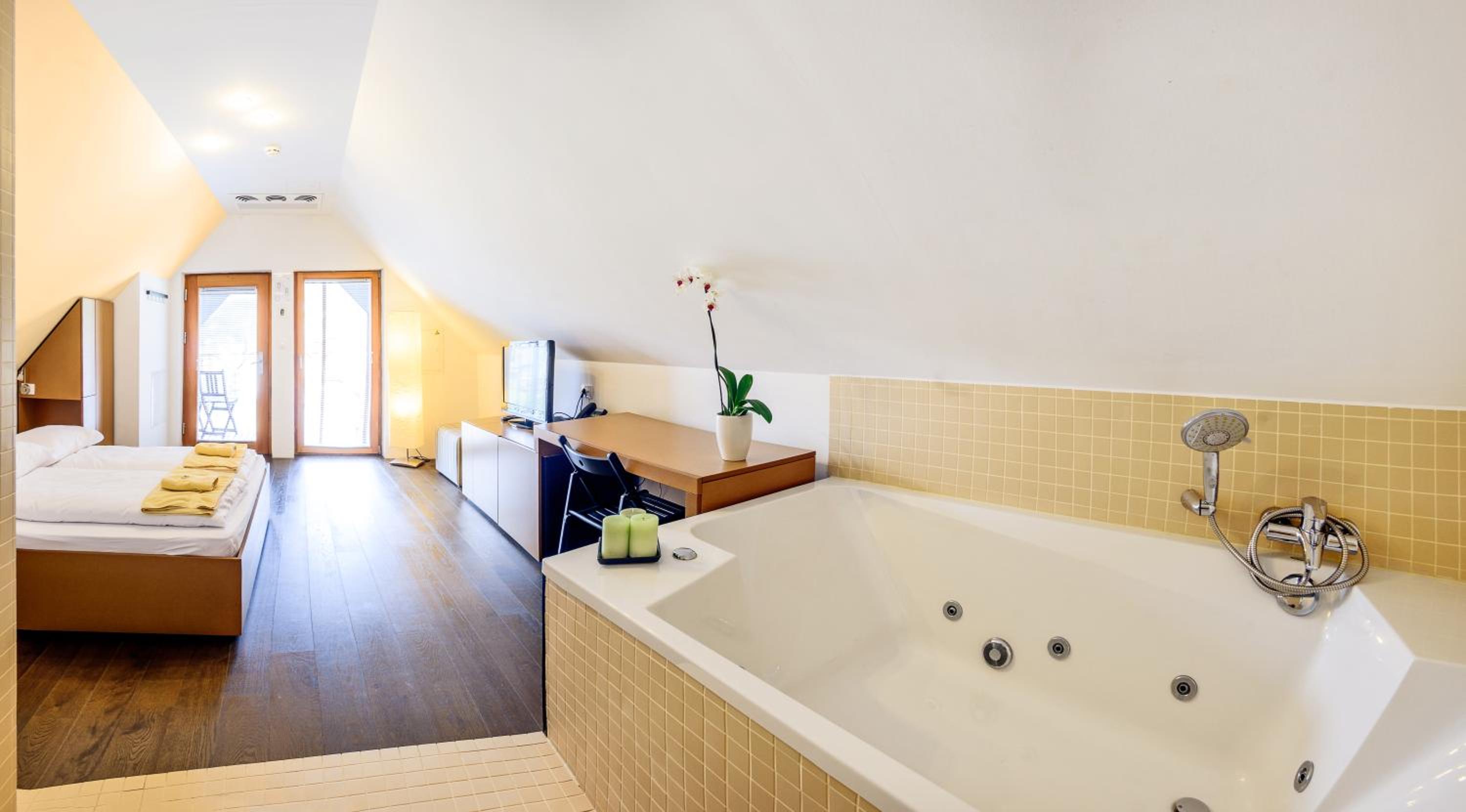 Double Room with Water Bed and Spa Bath photo 3