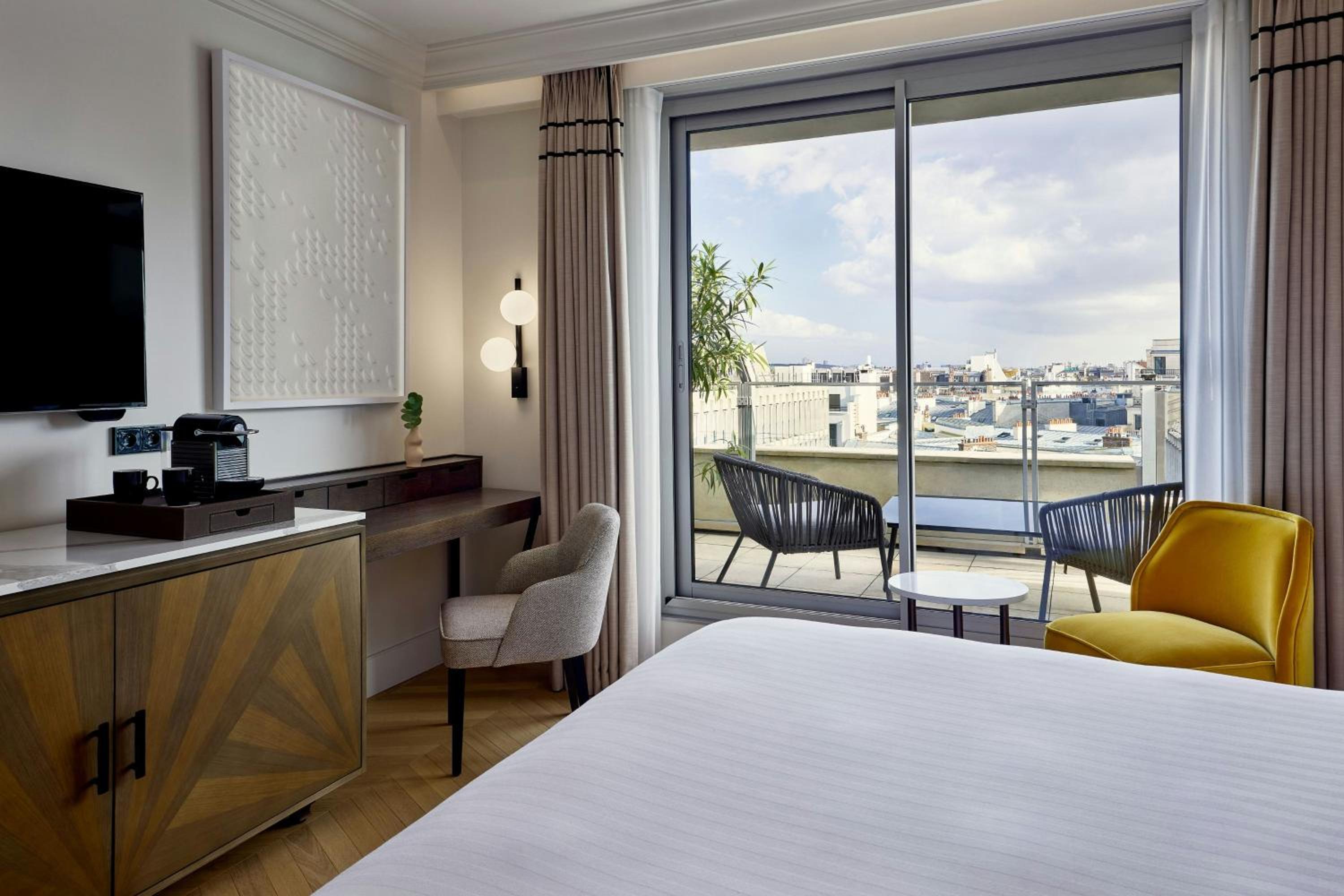 Queen Room with Terrace City View