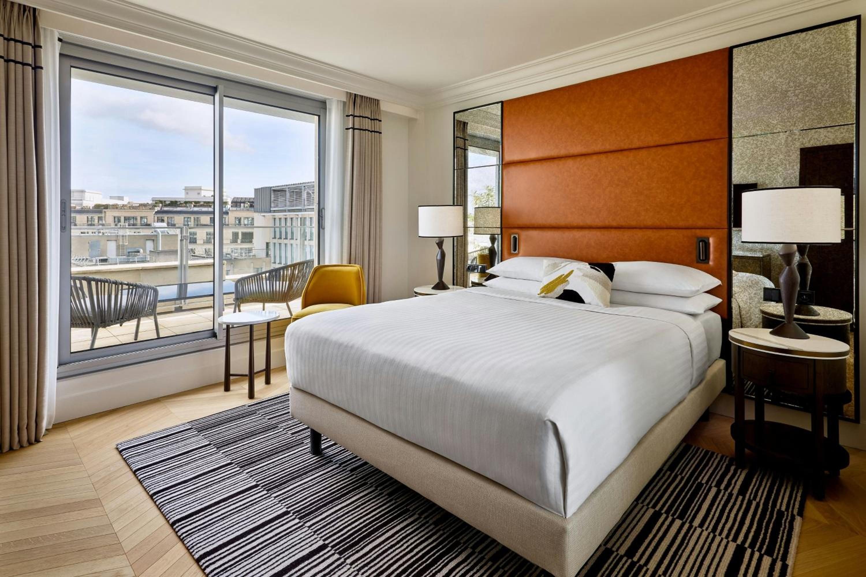 Queen Room with Terrace City View