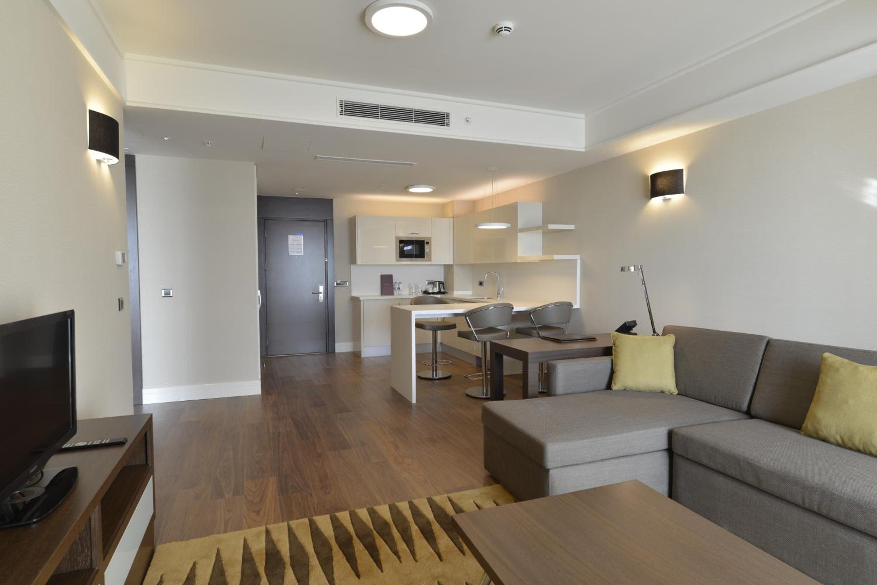 Deluxe Room with Kitchenette thumbnail 5