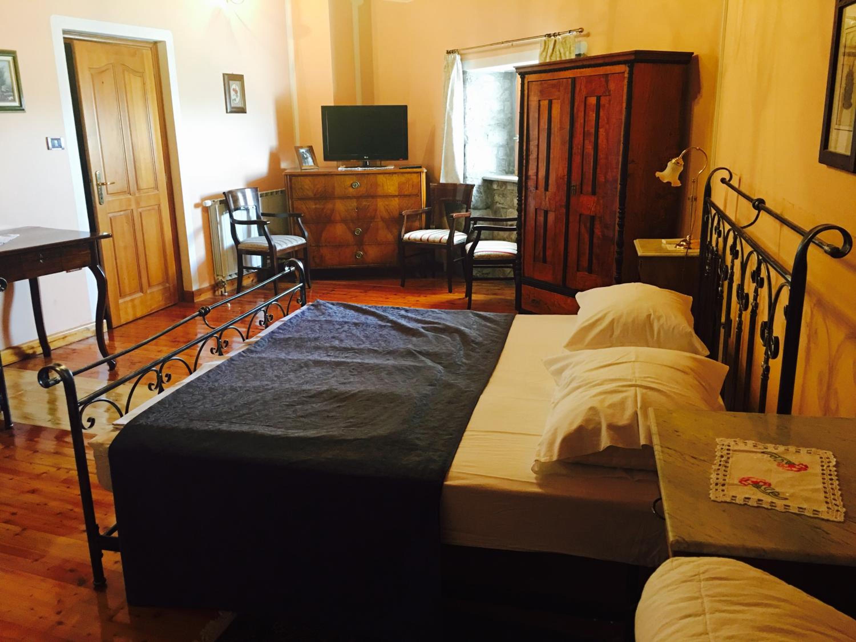 Double Room with Private Bathroom - Photo 1