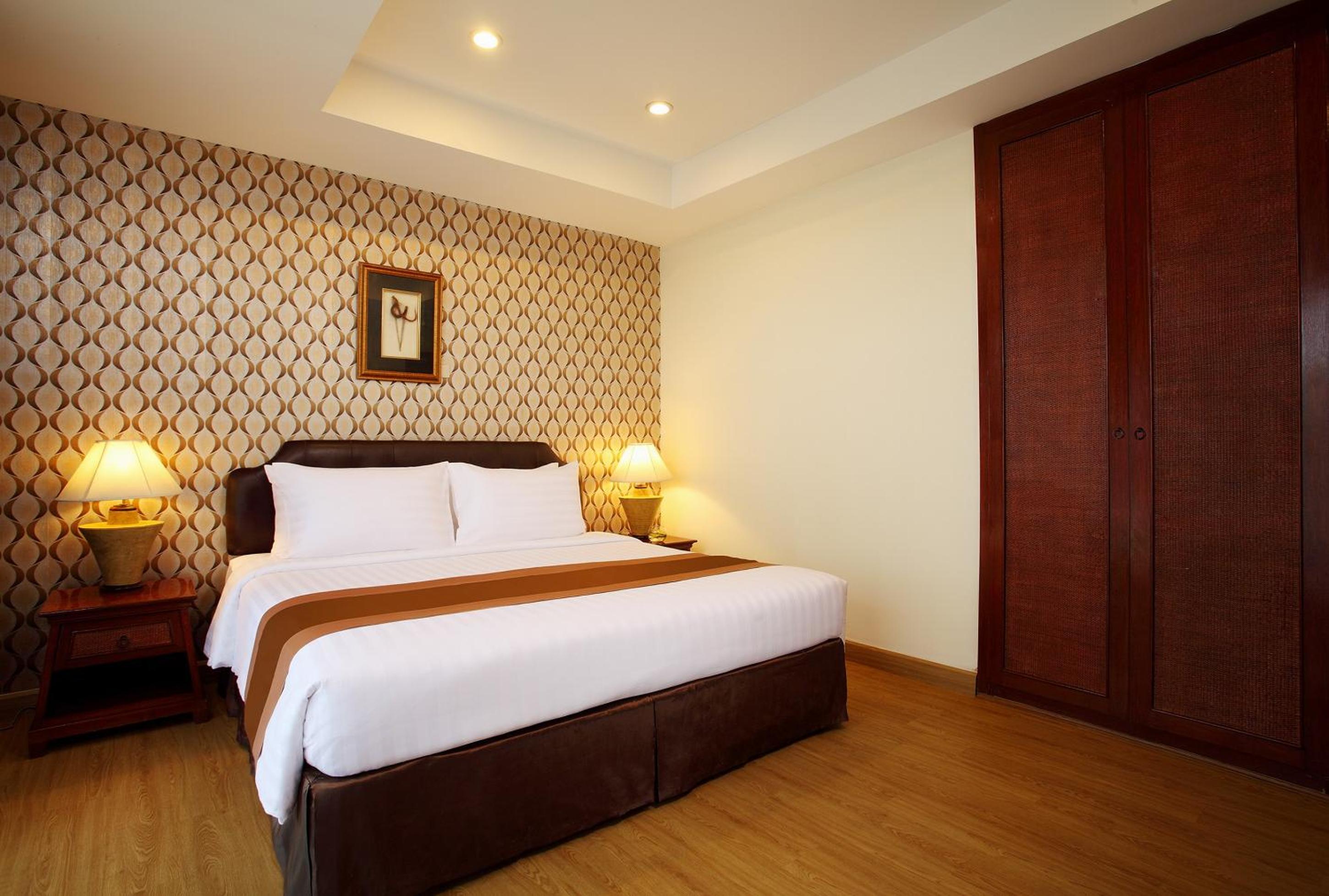 One-Bedroom Suite - Photo 6