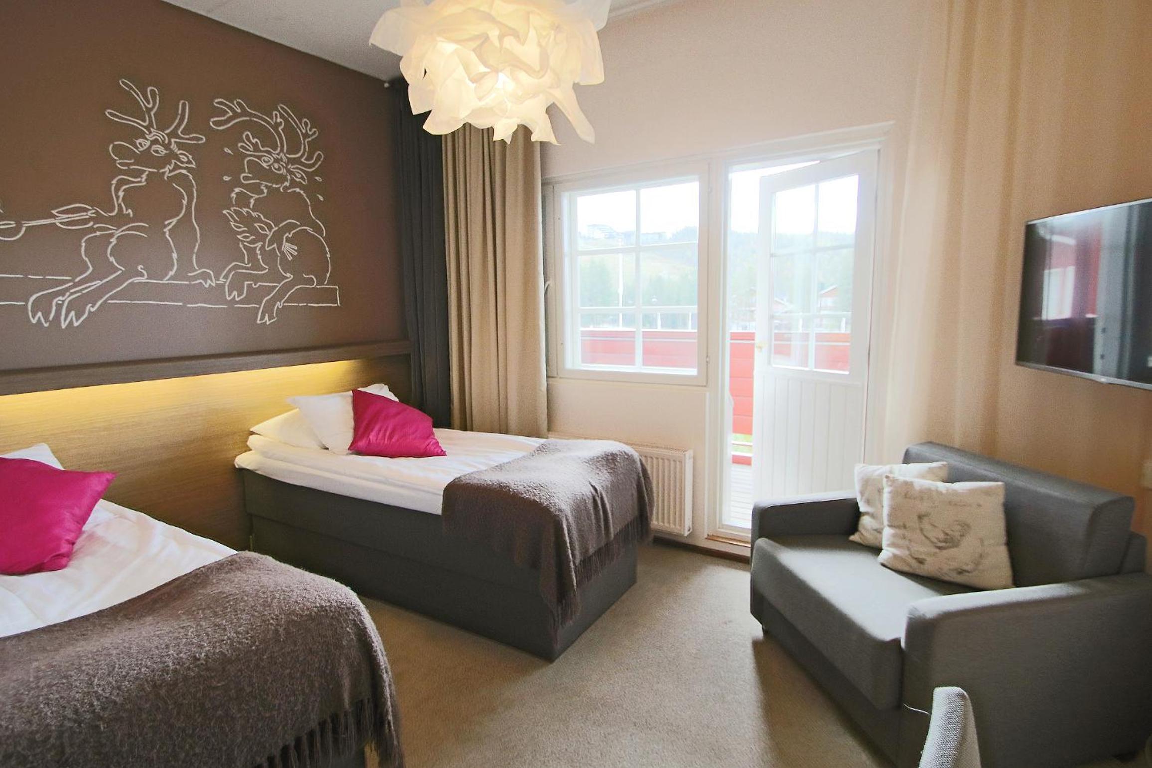 Standard Twin Room with Bath - Photo 10