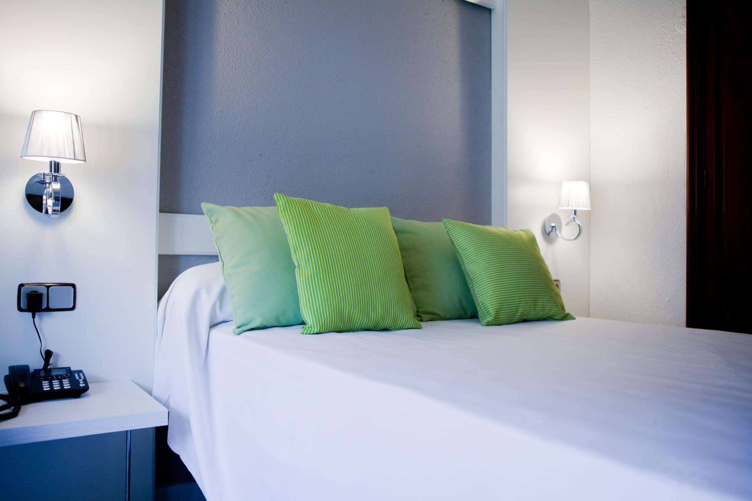 Twin Room with Balcony - Photo 5