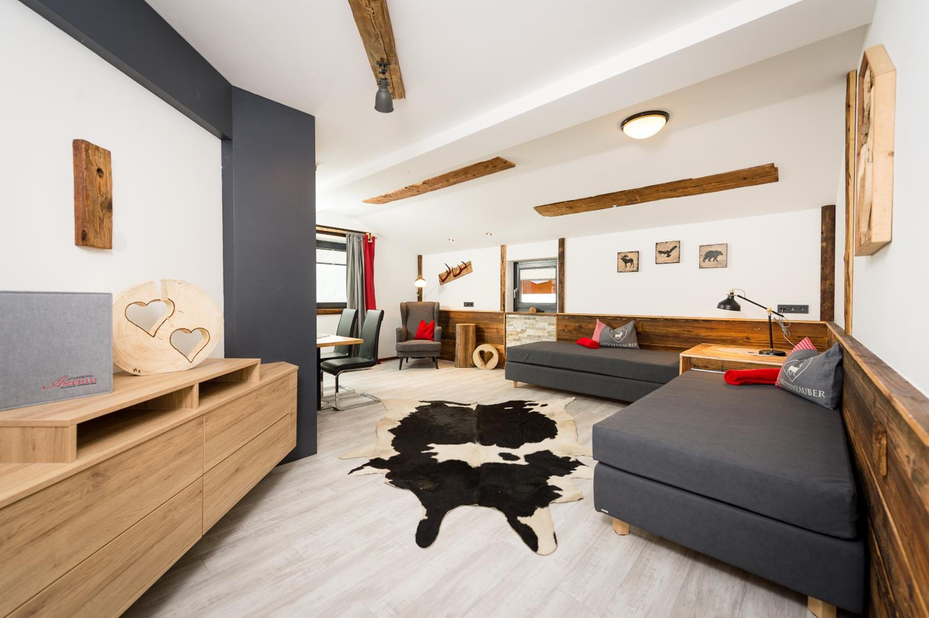 Family Room with Mountain View photo 1