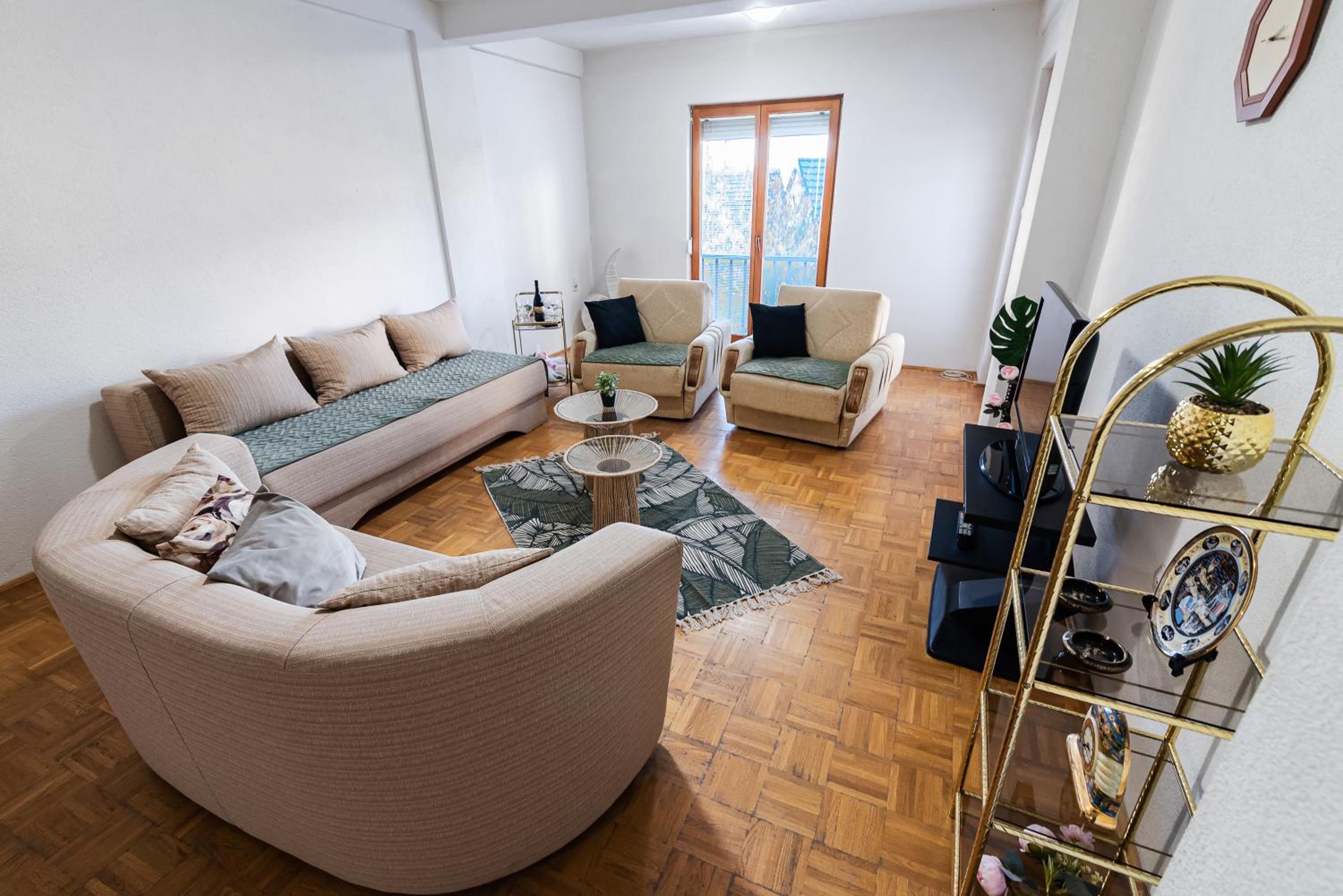 One-Bedroom Apartment photo 1