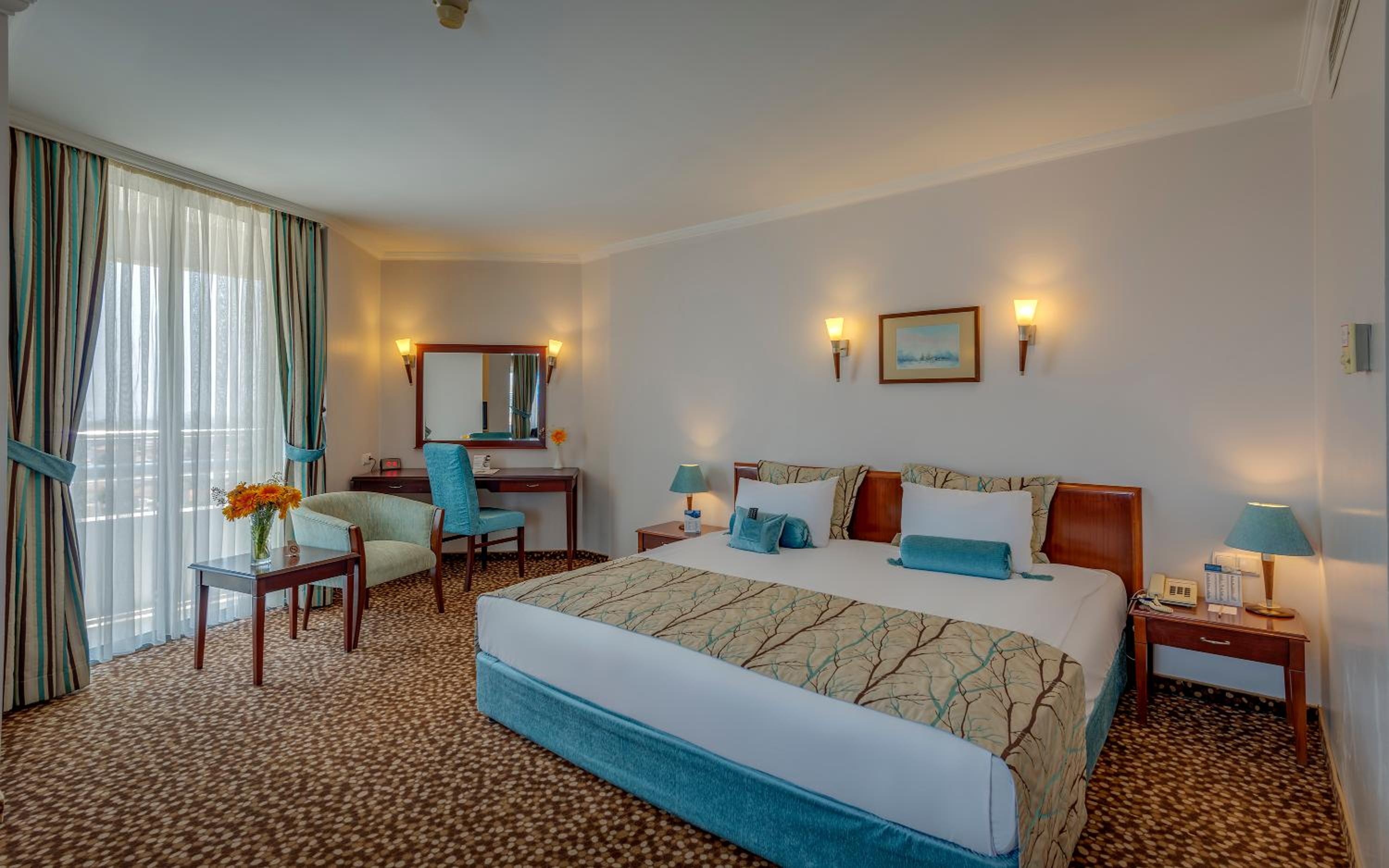 Deluxe King Room with View - Non-Smoking - Photo 3
