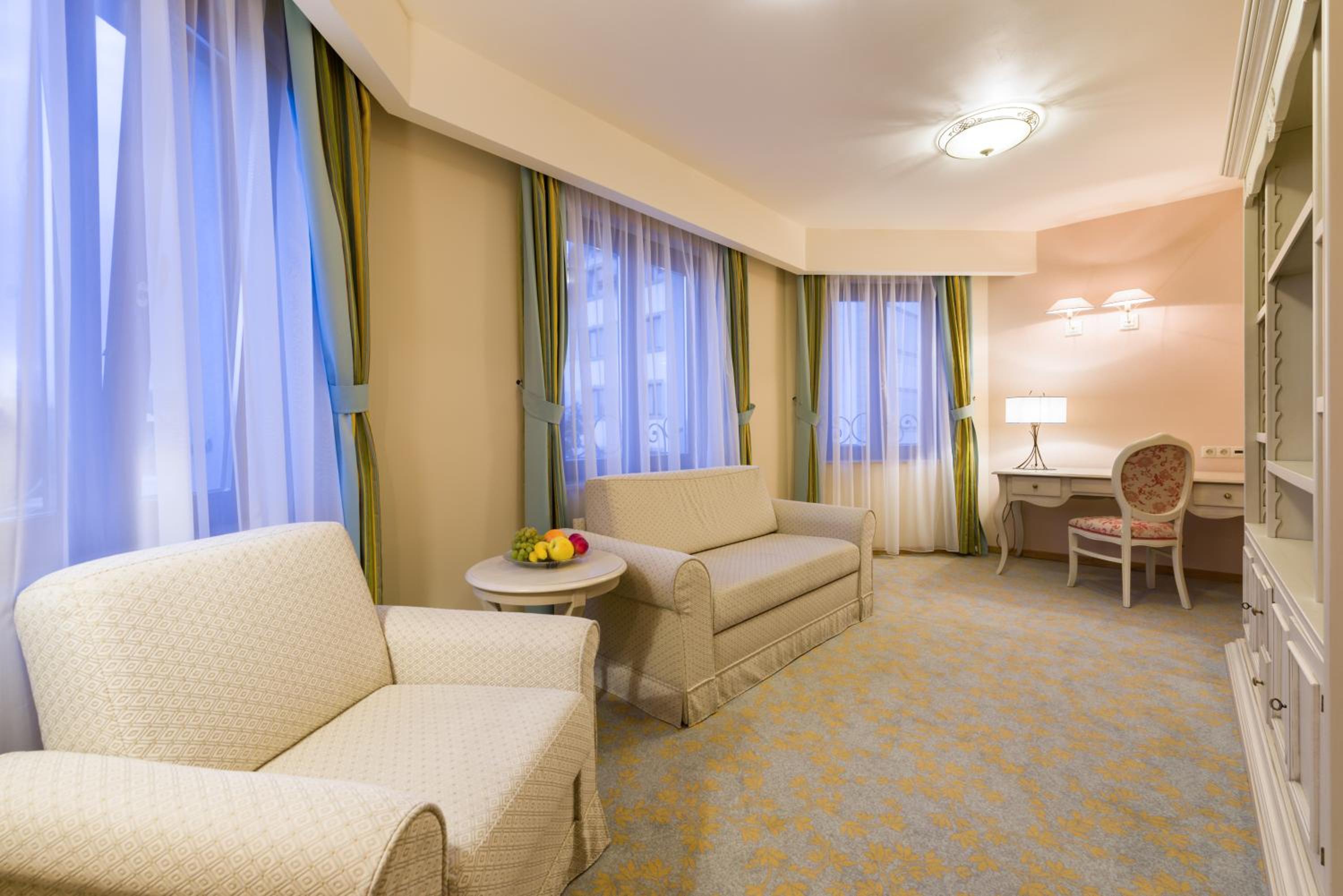 Executive Suite - Photo 2