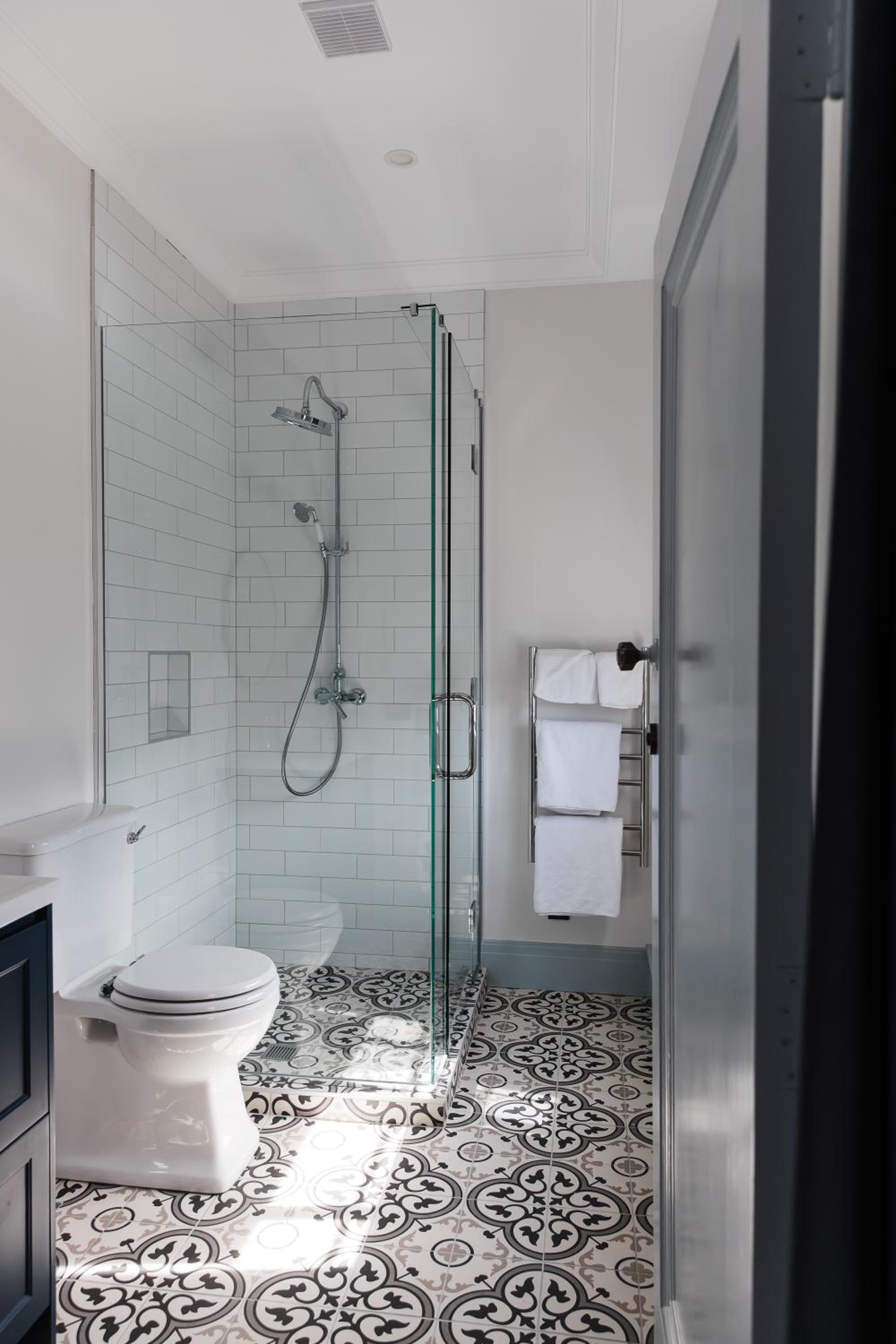 Deluxe Queen Suite