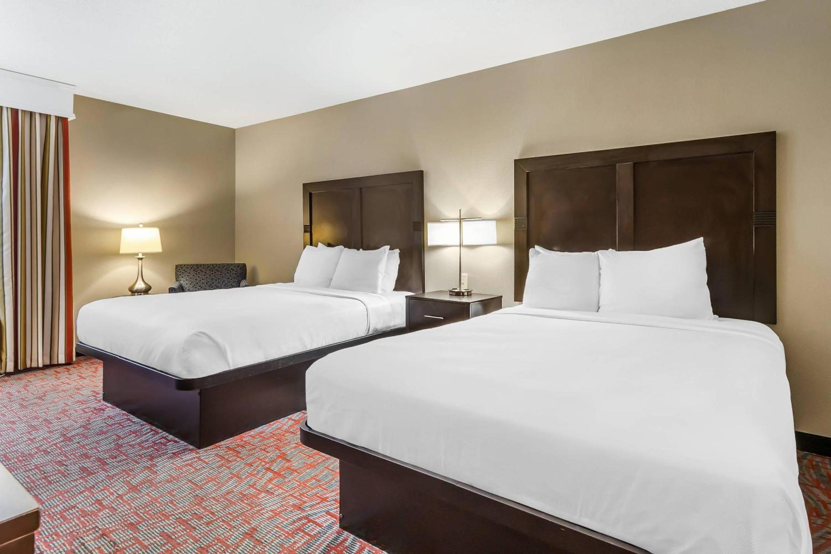 Quadruple Room with Two Queen Beds - Non Smoking - Photo 2