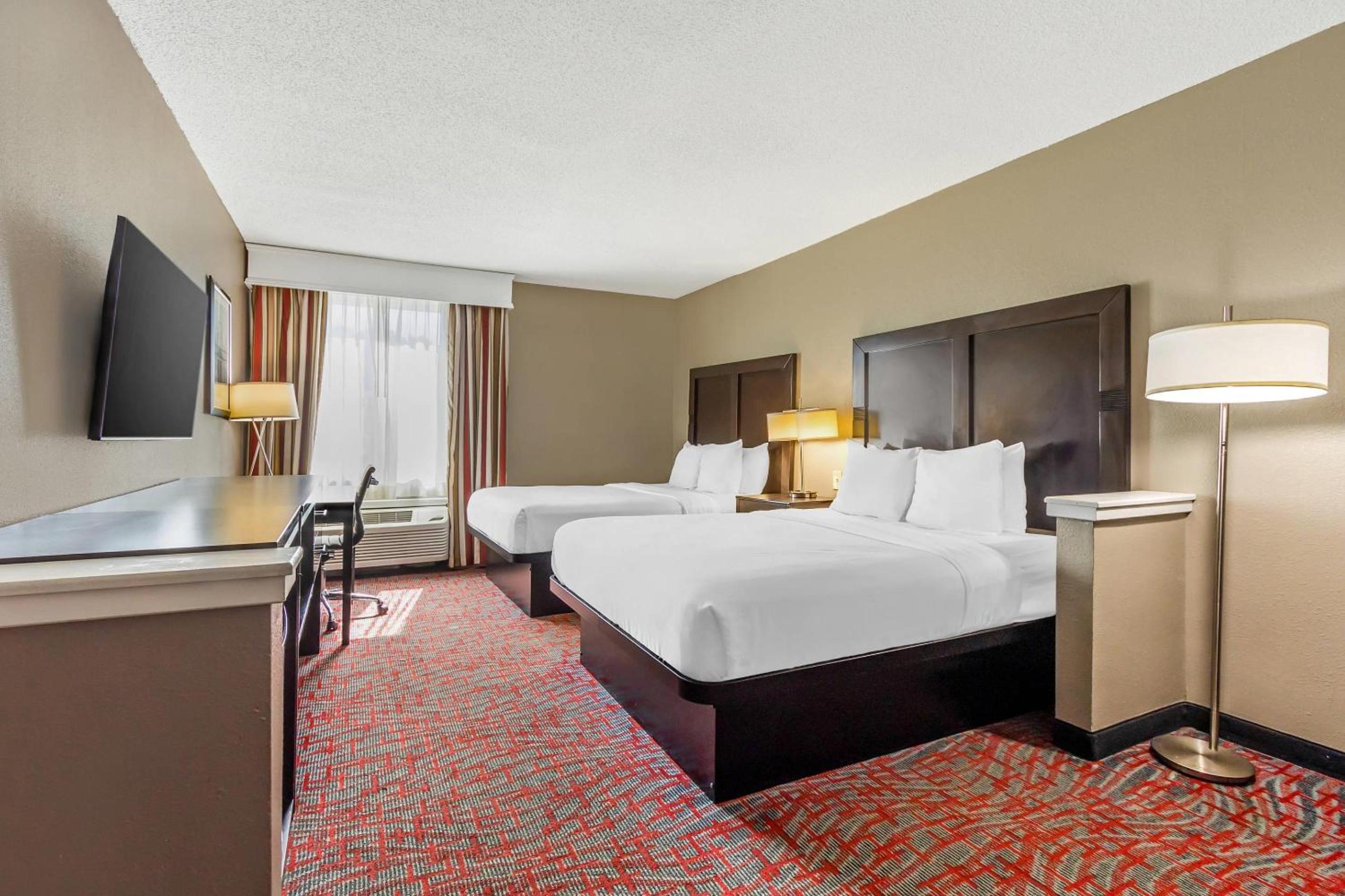 Quadruple Room with Two Queen Beds - Non Smoking - Photo 4