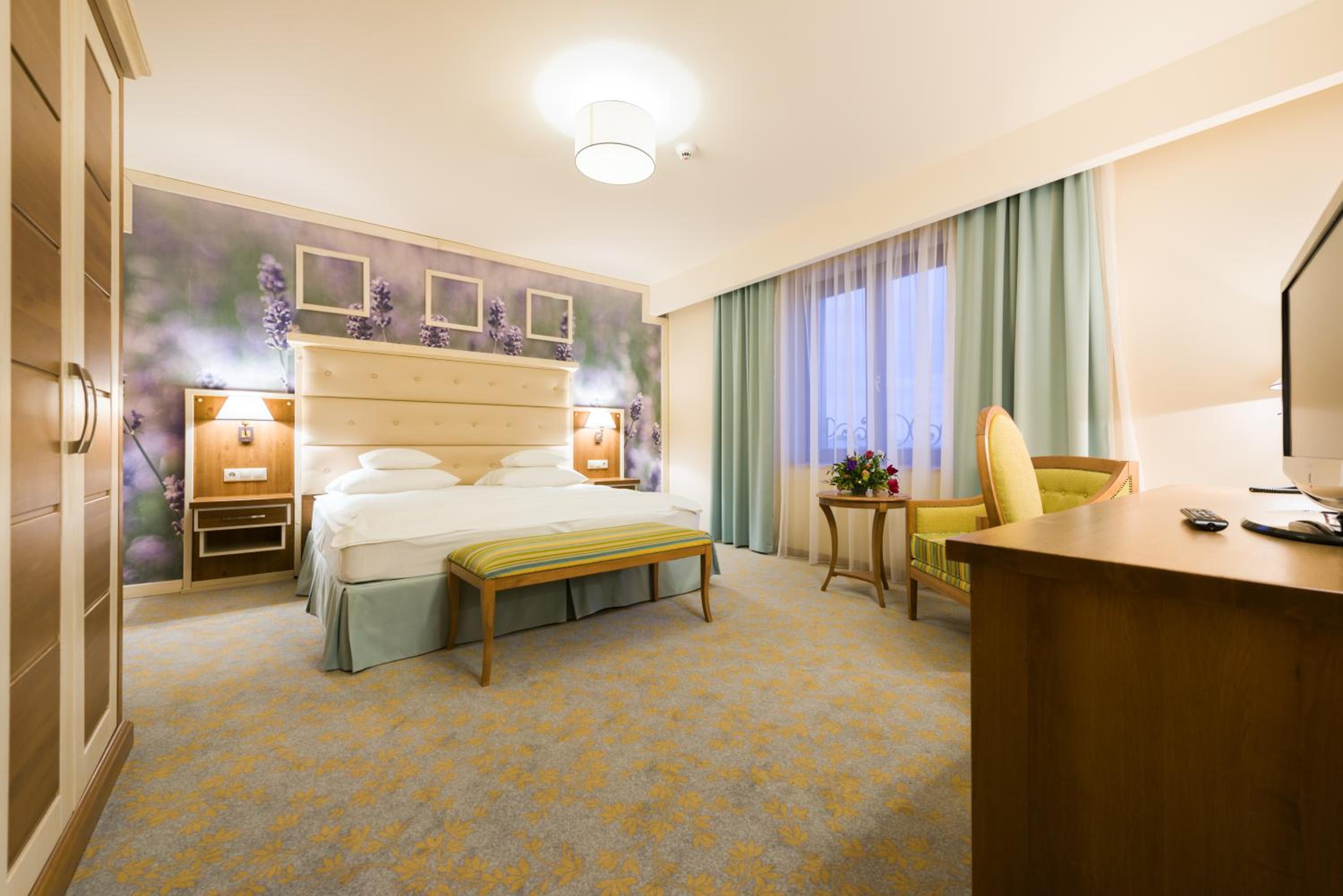 Executive Suite - Photo 1