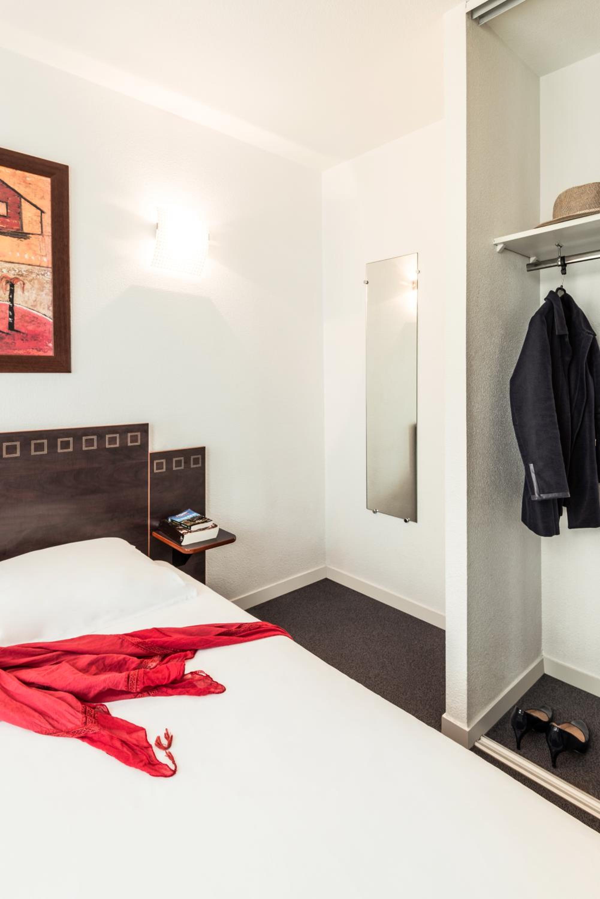 One-Bedroom Apartment - Photo 2