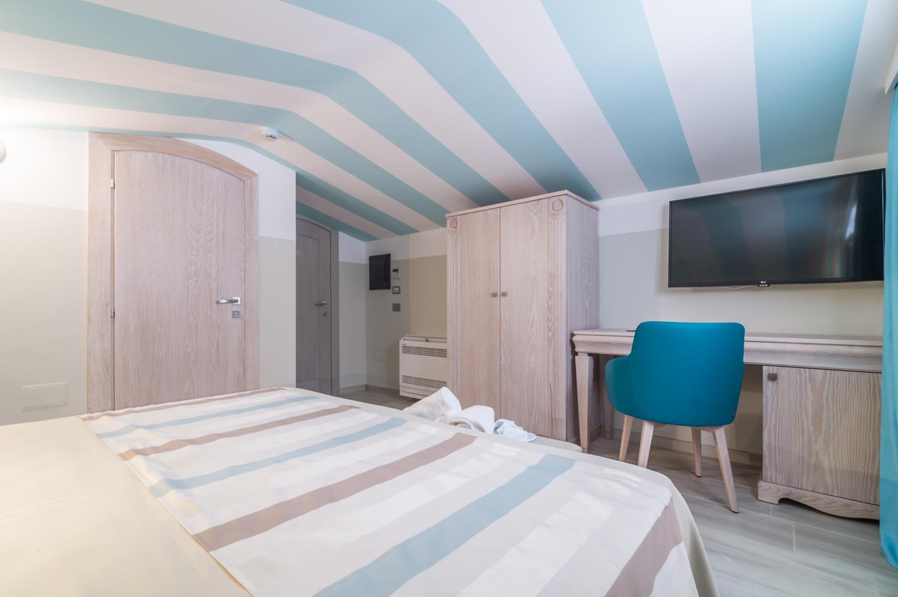 Economy Double or Twin Room - Attic photo 2