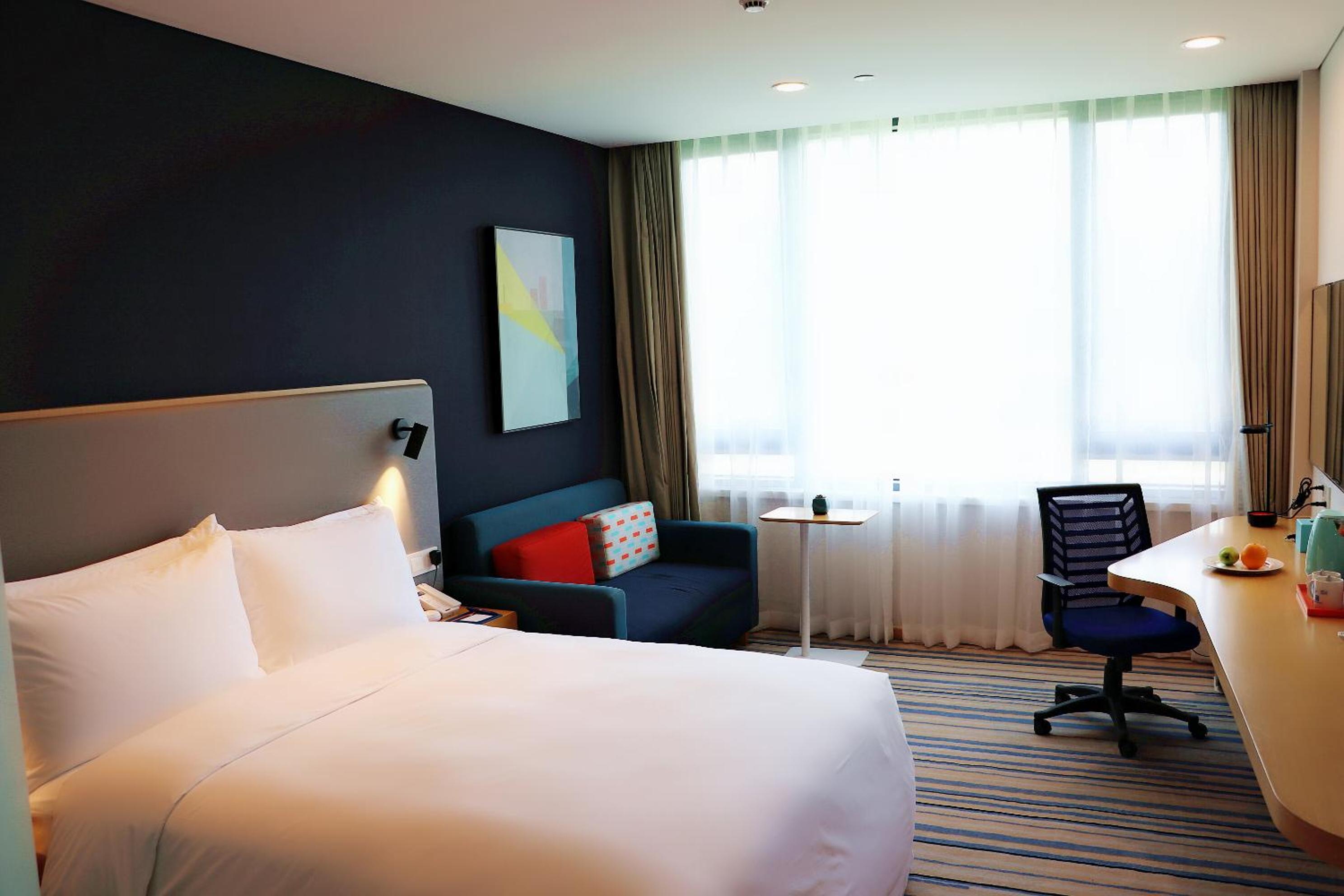 Standard Queen Room with City View photo 2