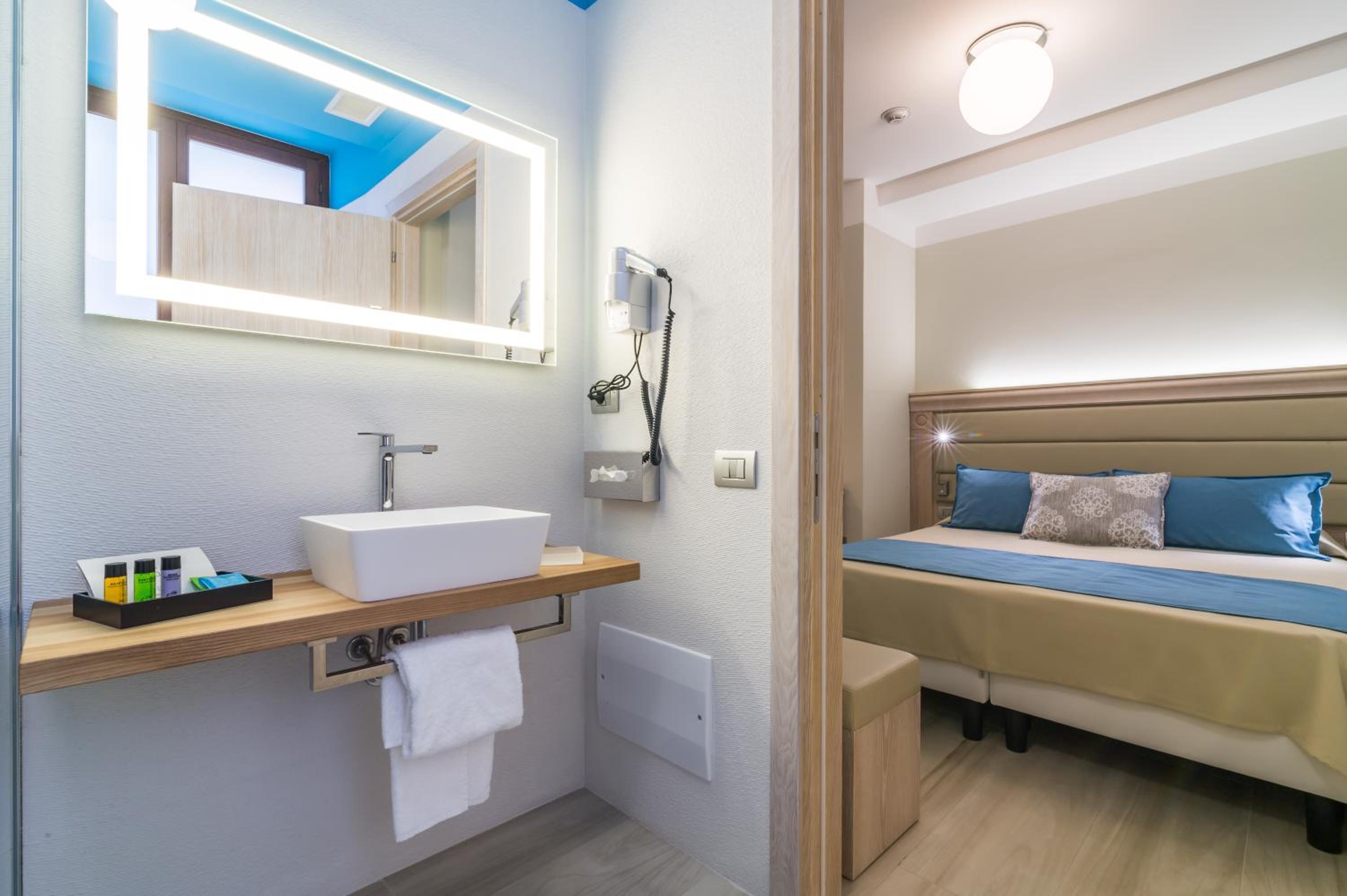 Standard Double or Twin Room photo 2