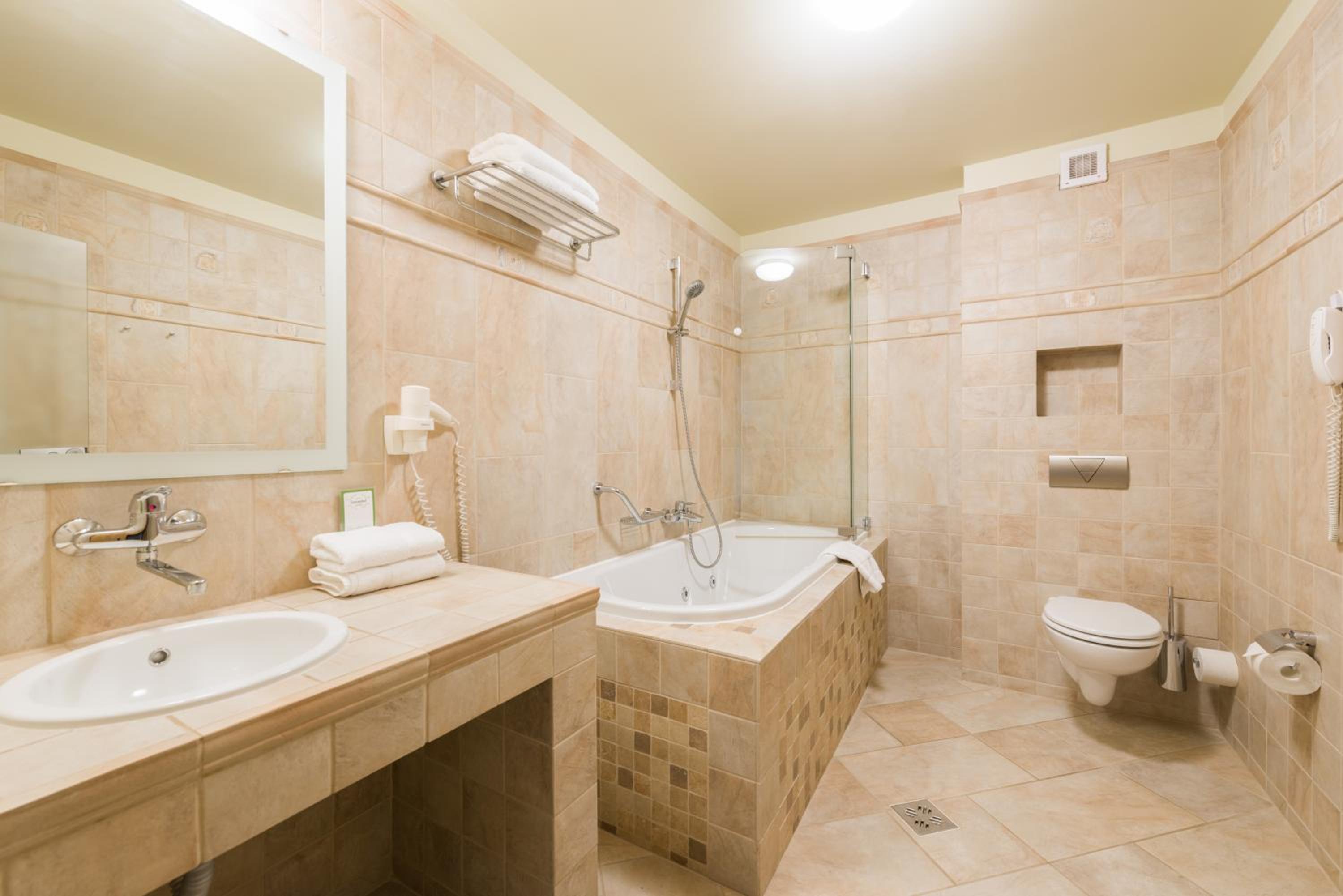 Executive Suite - Photo 3
