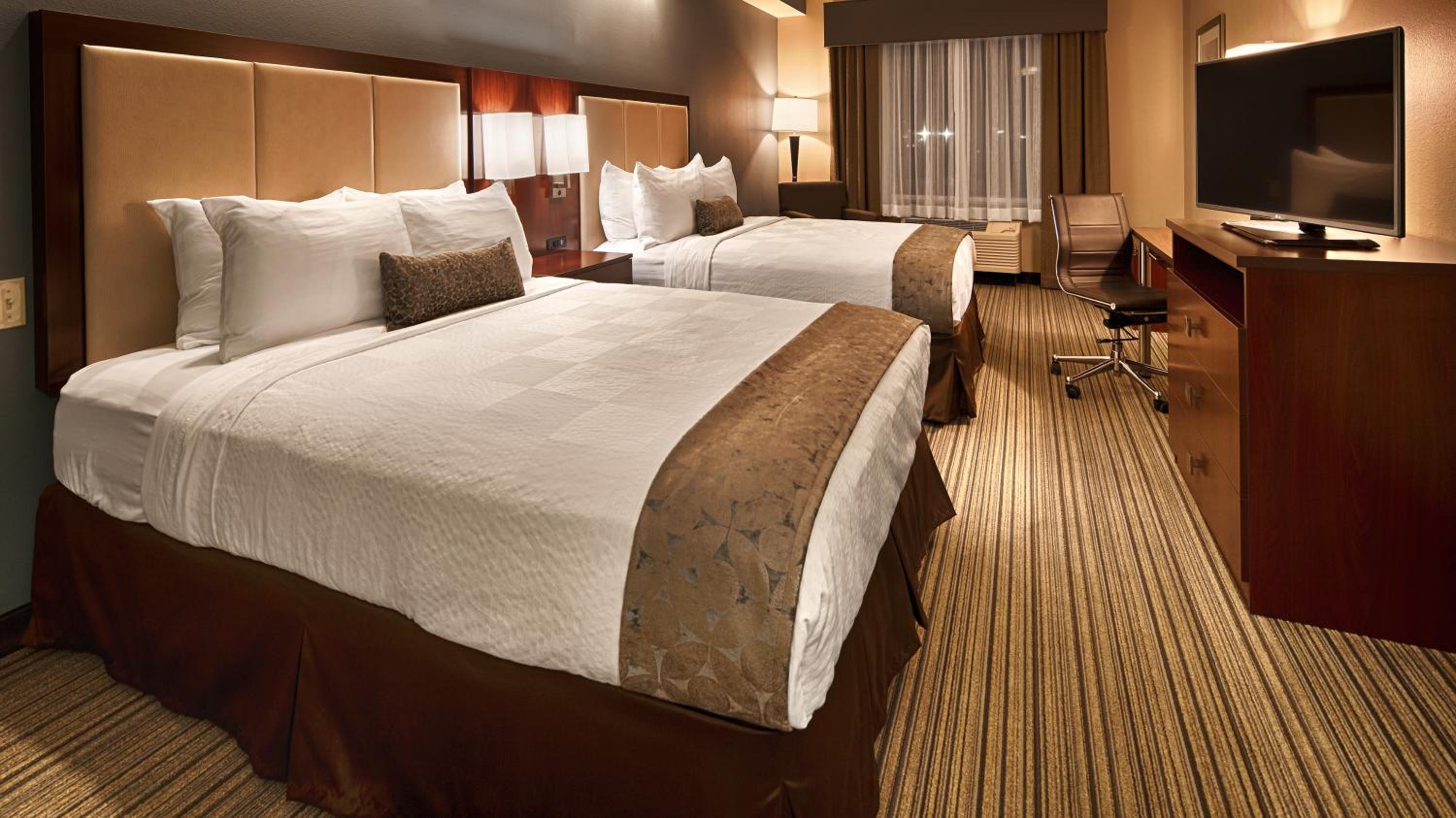 Queen Room with Two Queen Beds - Non-Smoking photo 3
