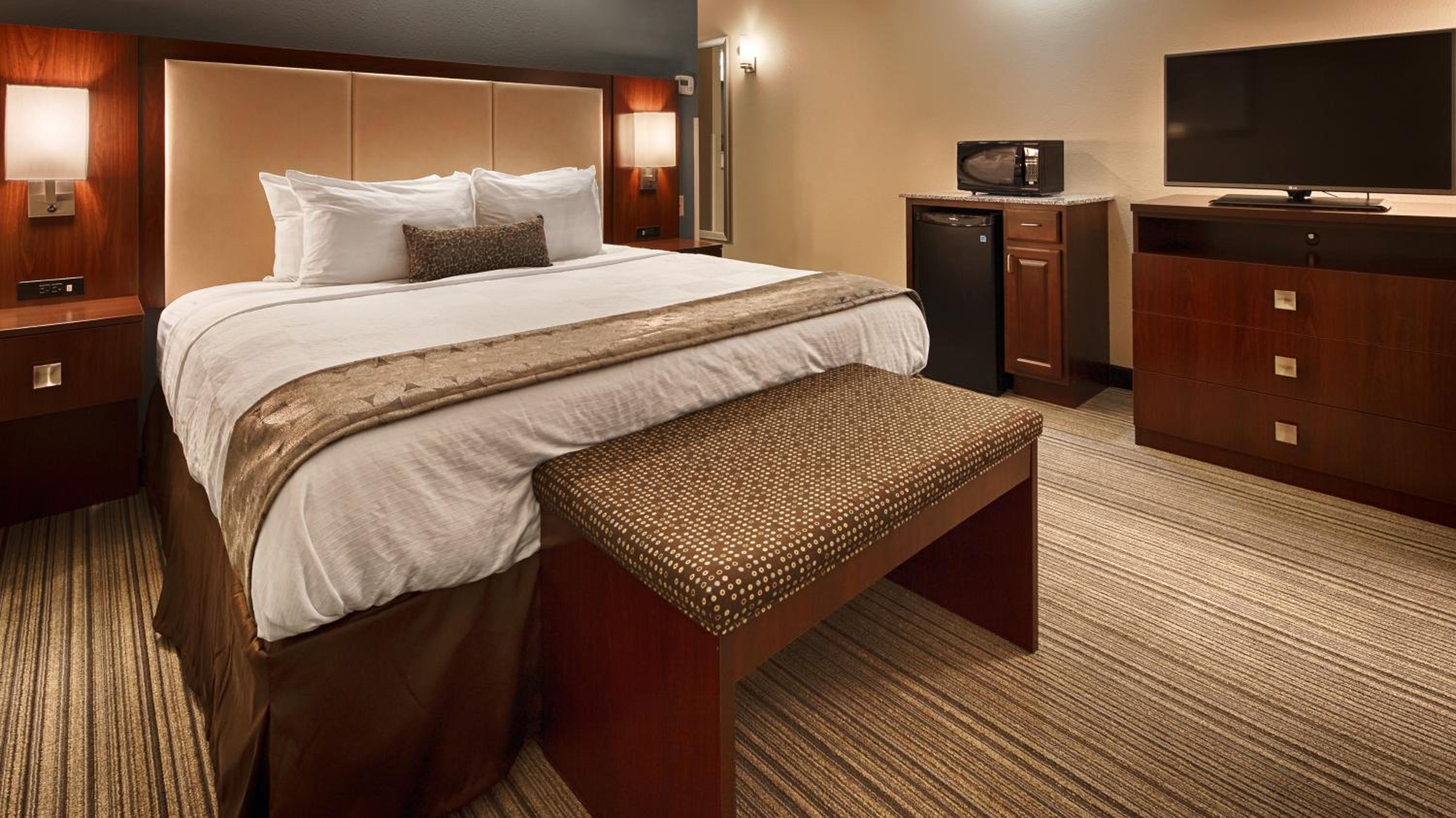 King Suite with Kitchenette - Non-Smoking
