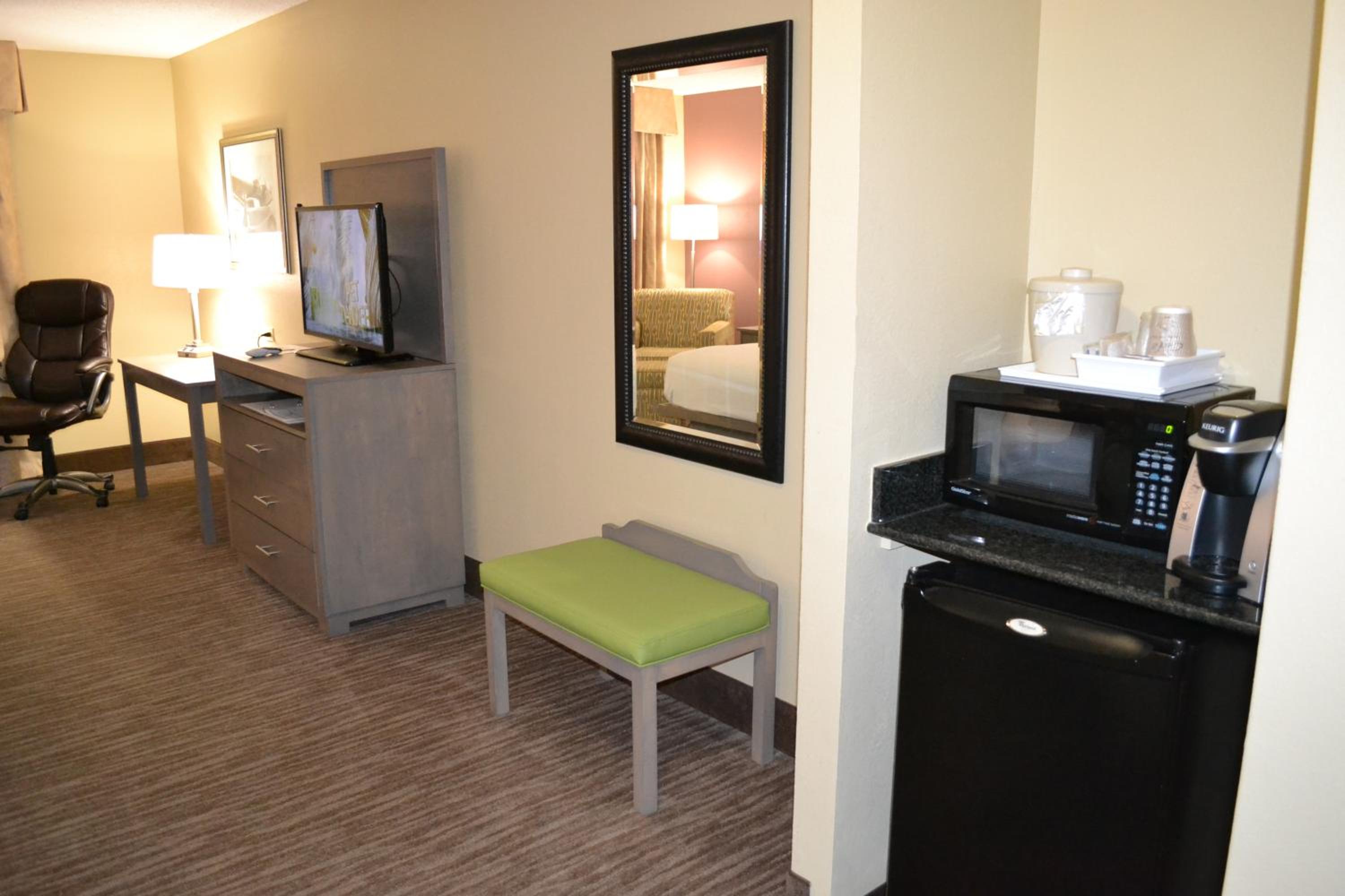 Standard Room with Two Queen Beds - Photo 1