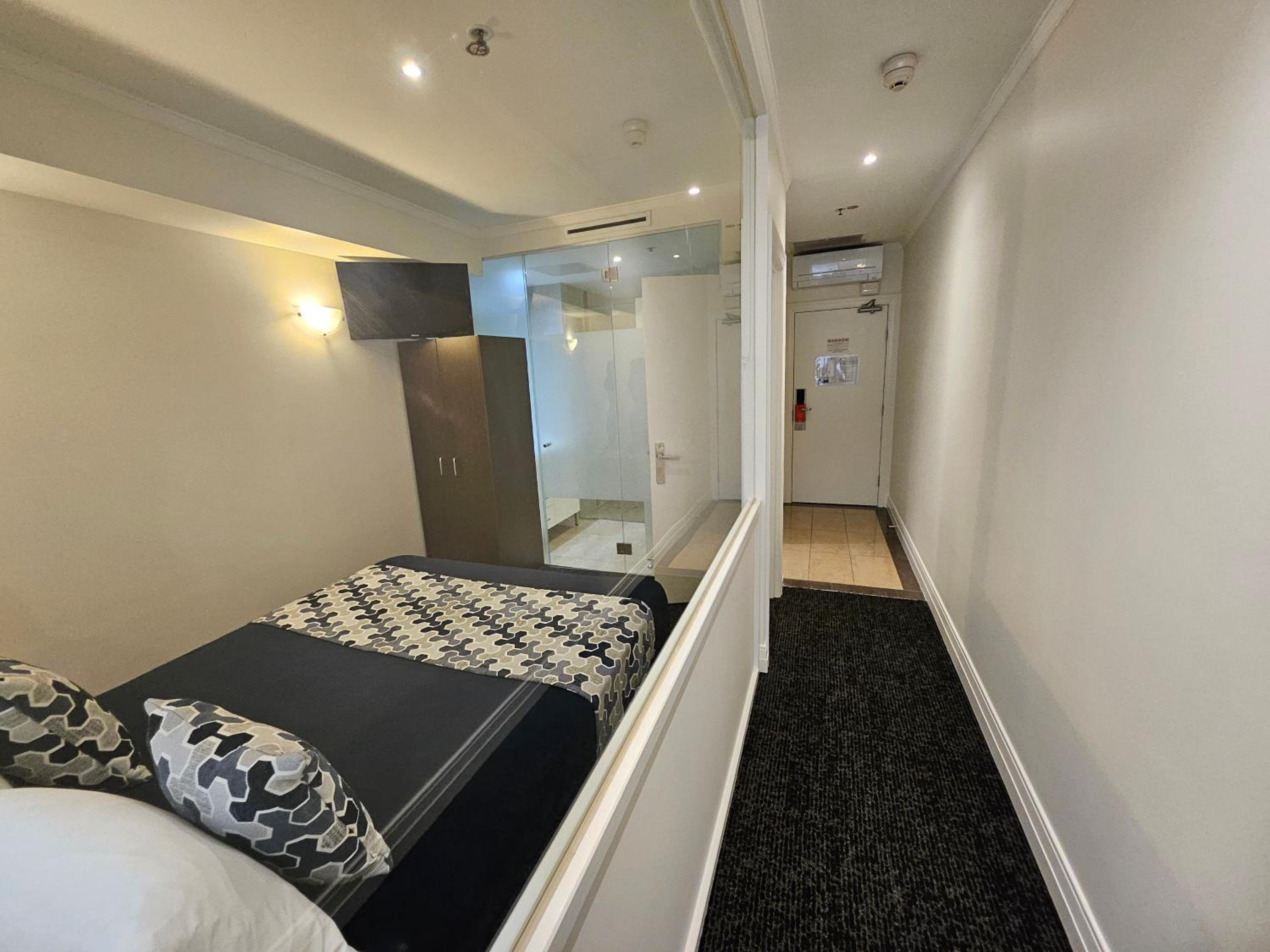 West Executive Room - Photo 20