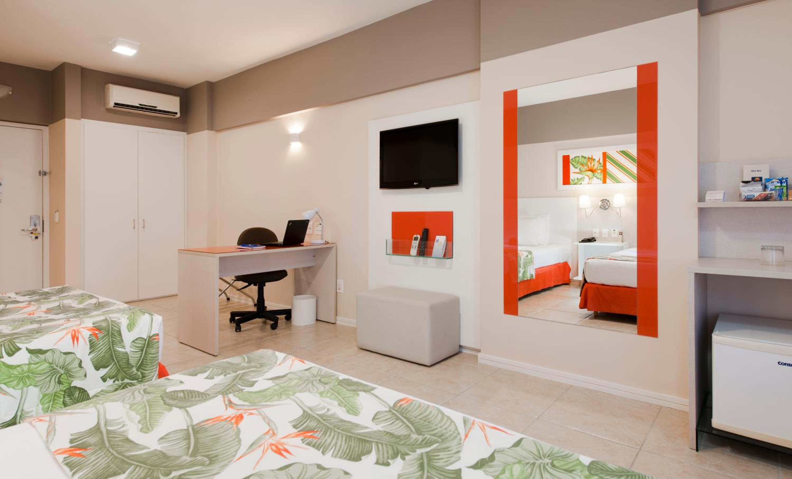 Deluxe Twin Room thumbnail 5